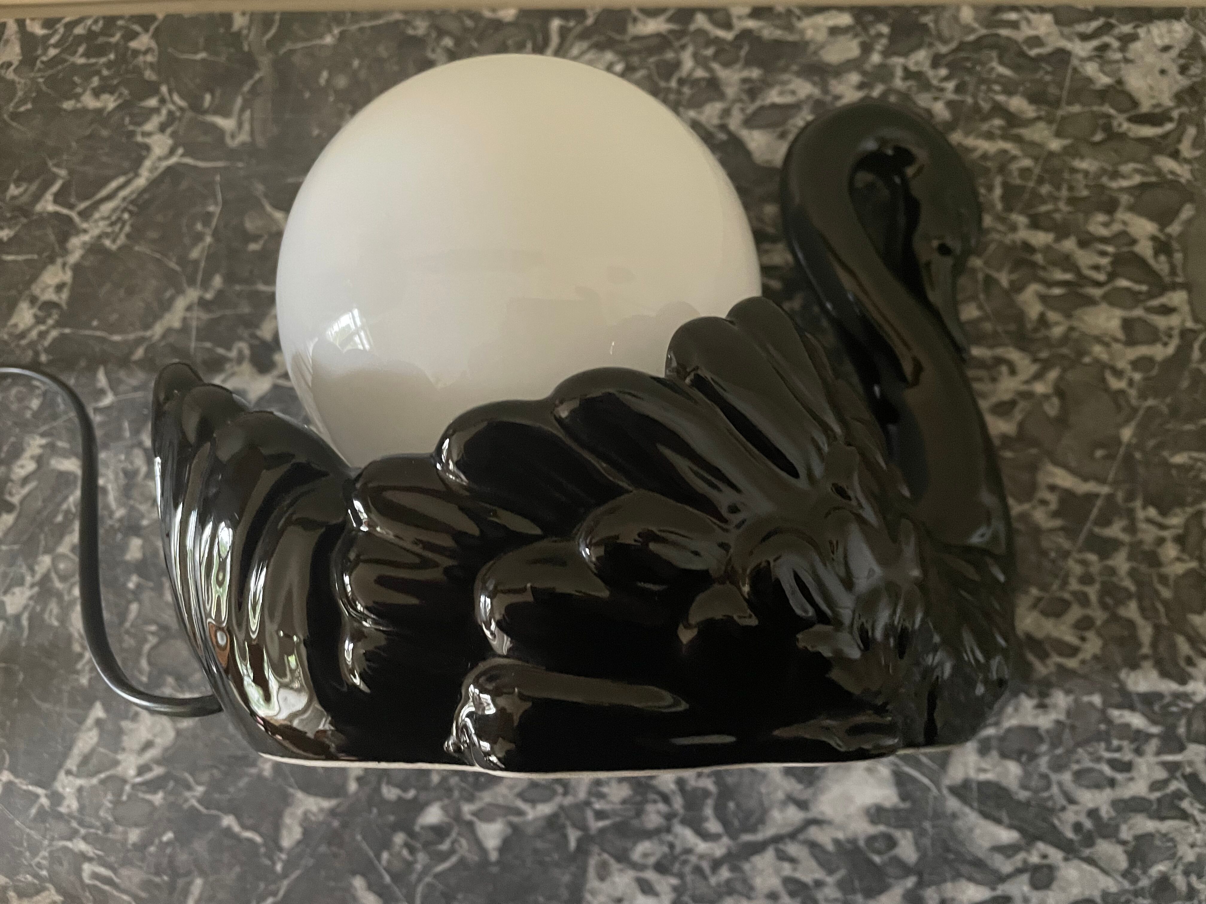 Black swan lamp
