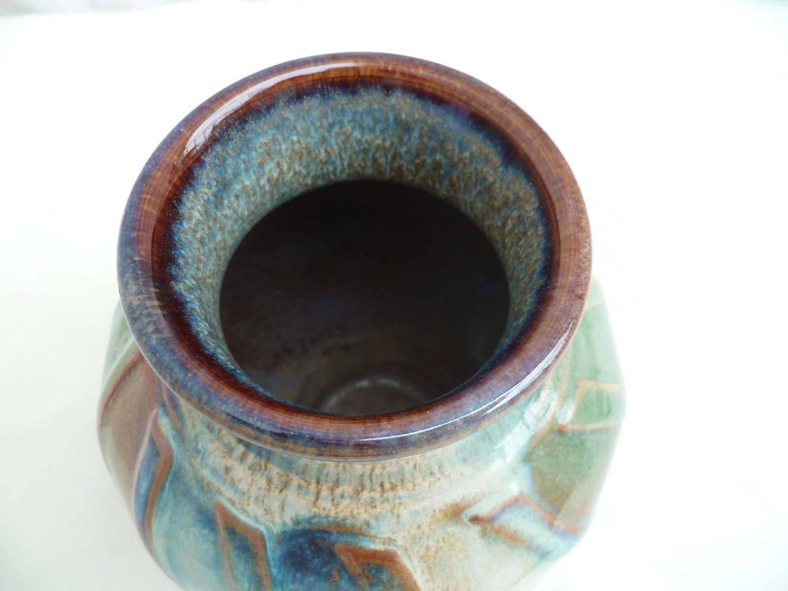 Pottery vase Glossy has facets