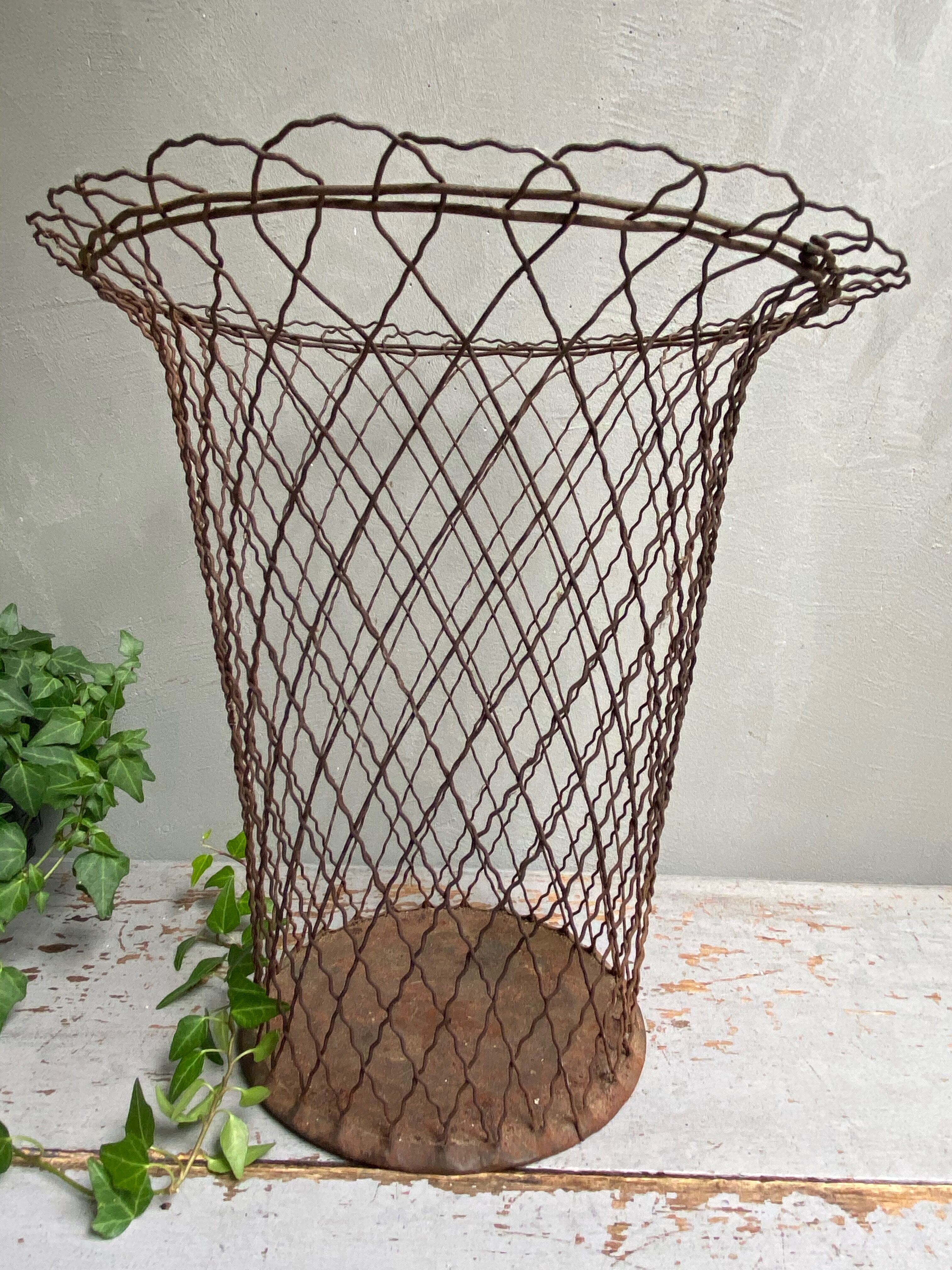 Metal wire wastepaper basket