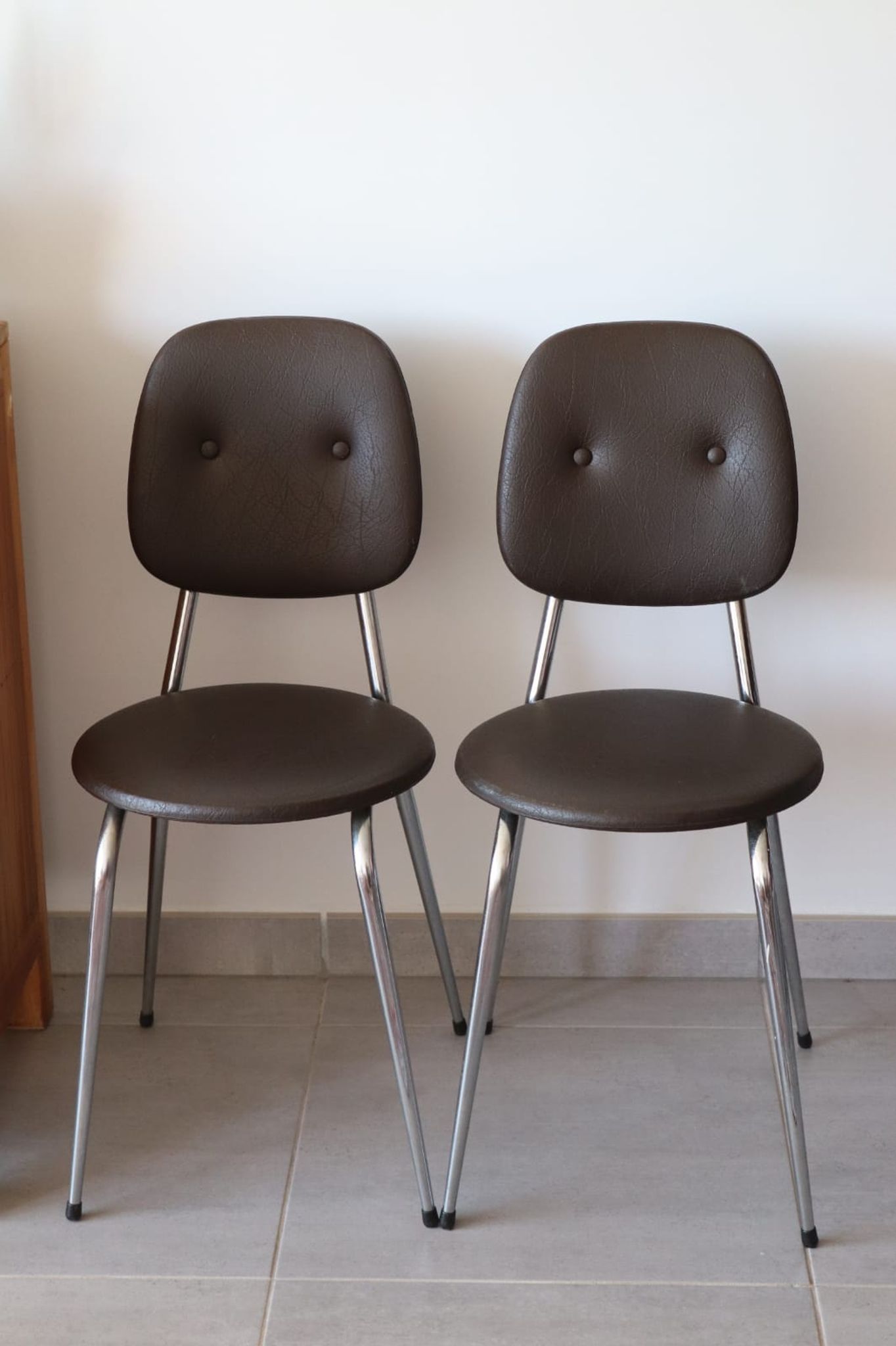 2 chaises années 70 en skaï chocolat et métal chromé