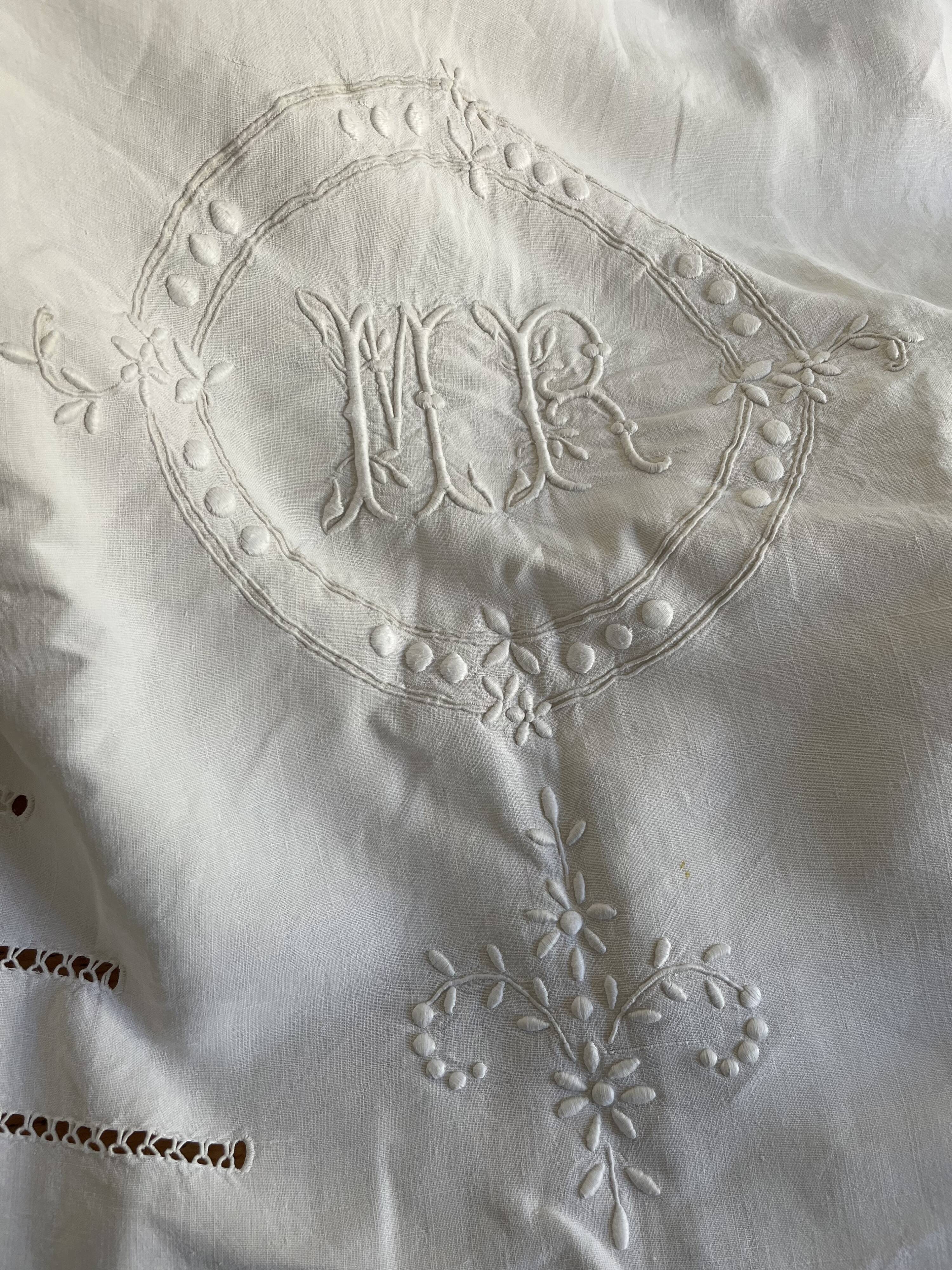 Drap ancien en lin, monogramme MR