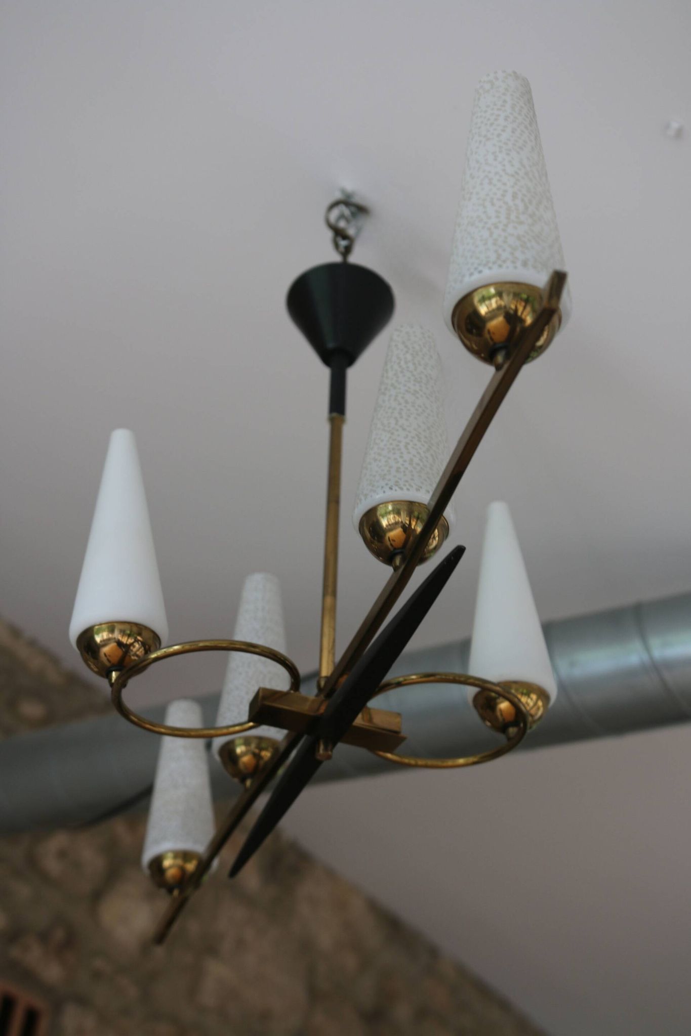 Lustre 6 feux Mid-Century - Opaline et laiton - Style Lunel - Arlus