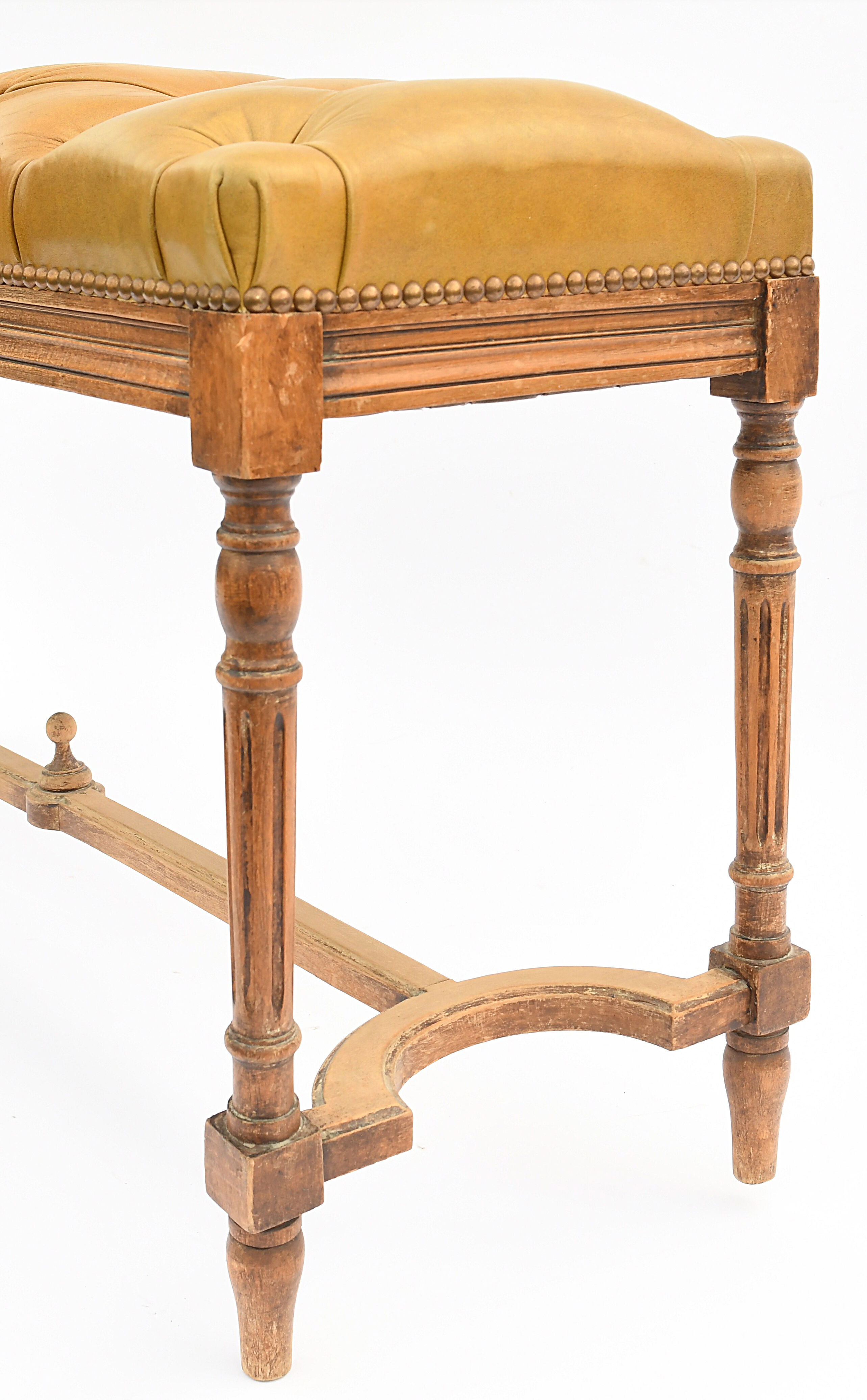 Banc de style louis xvi en bois et cuir marron capitonné