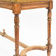 Banc de style louis xvi en bois et cuir marron capitonné