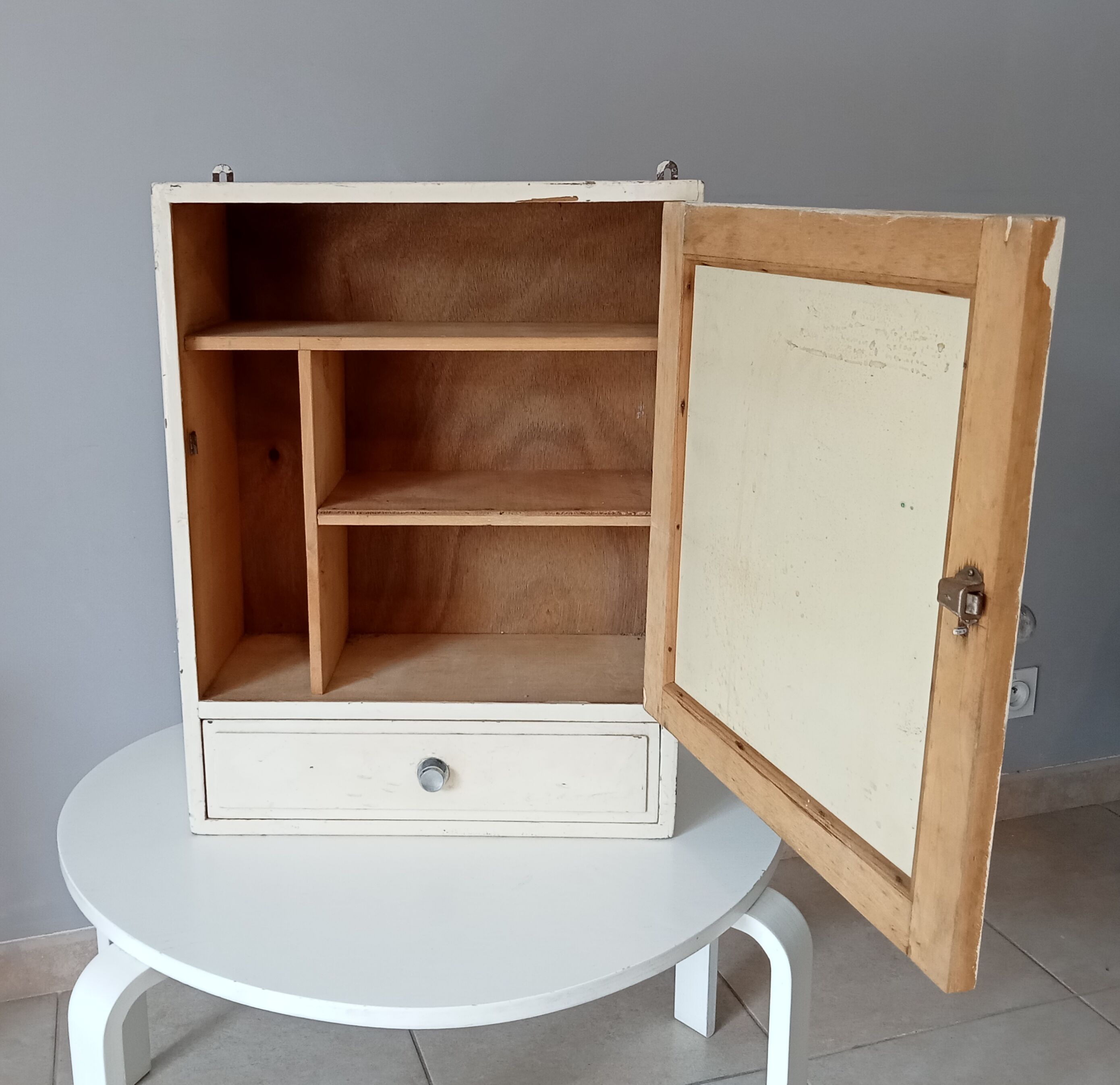 Vintage medicine cabinet 50s