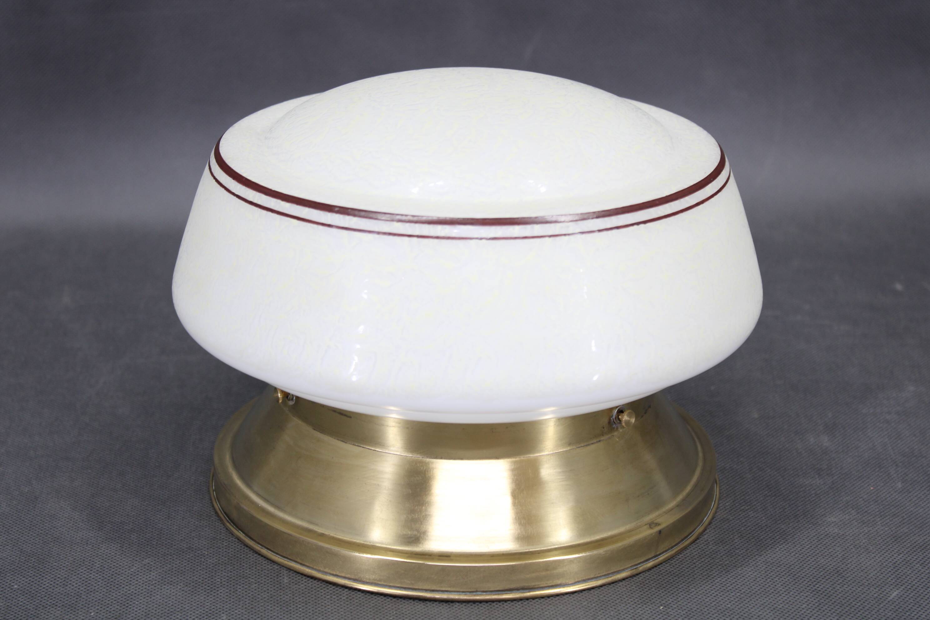 Plafonnier Art Déco en laiton des années 1930 avec abat-jour en verre opalin, Tchécoslovaquie, Res