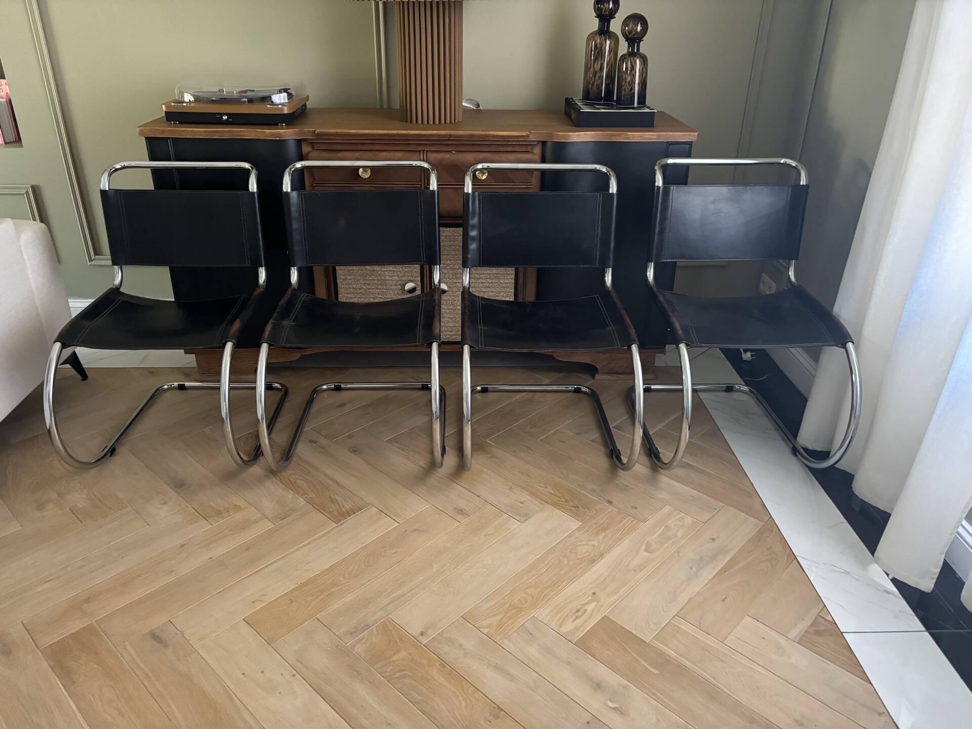 4 chaises MR10 Ludwig Mies Van Der Rohe