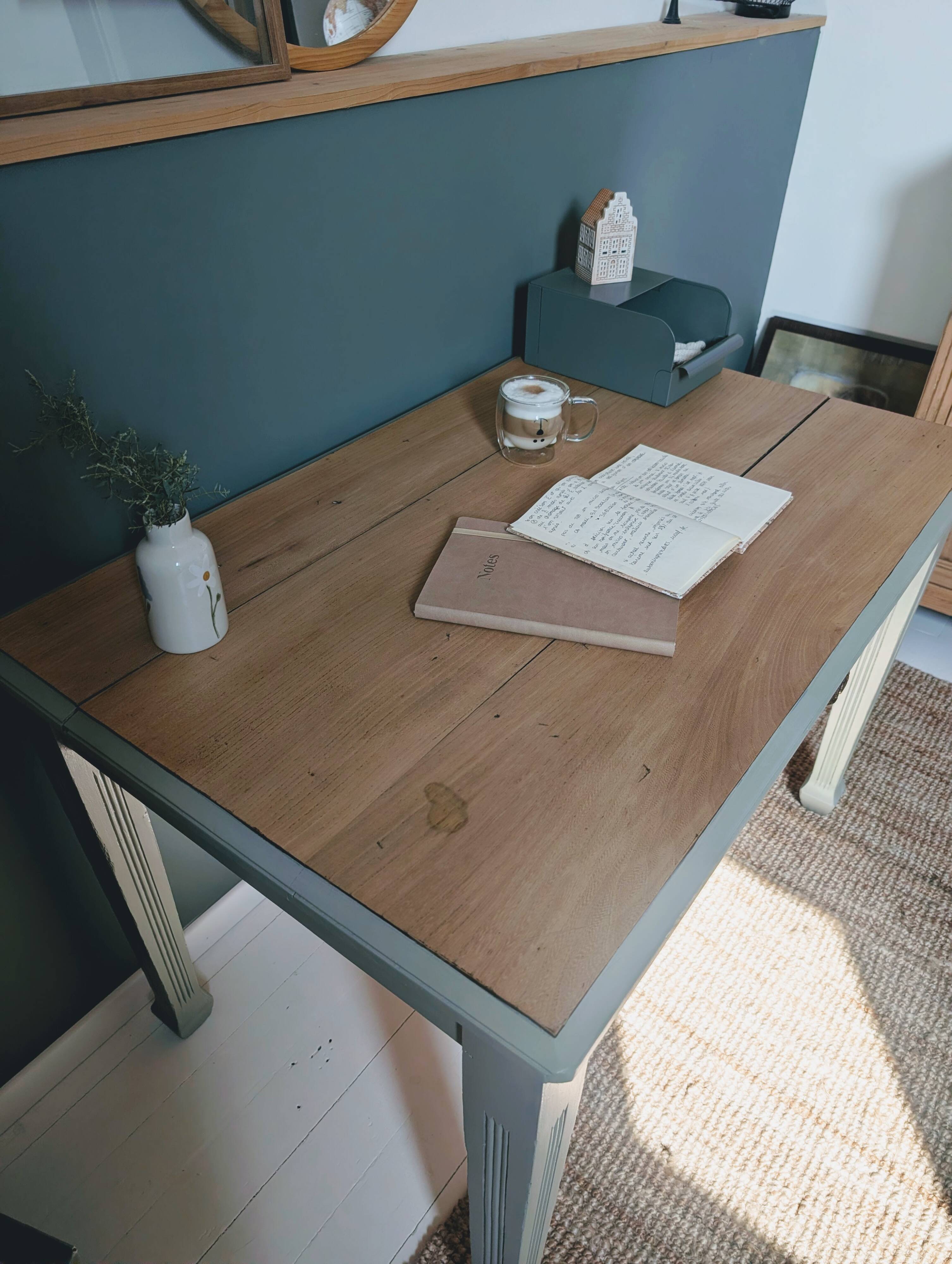 Bureau ancien rénové en bois et vert grisé