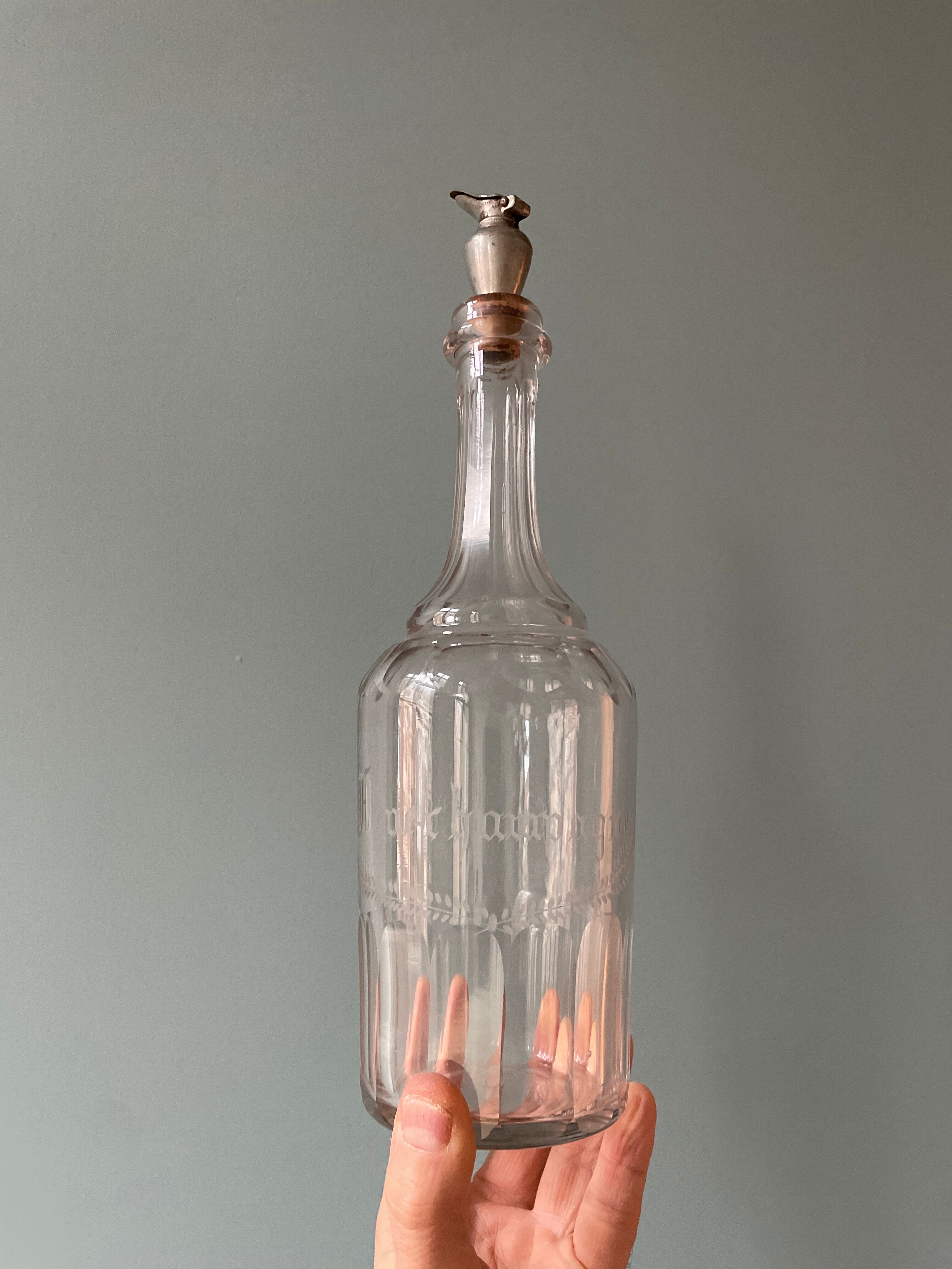 Old decanter nineteenth "Fine-Champagne" in blown glass