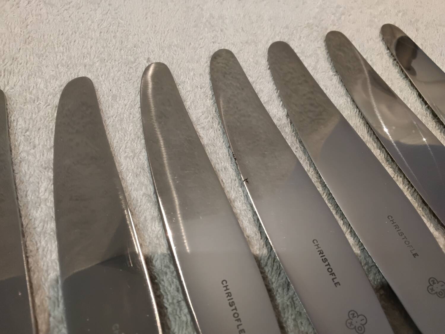 12 silver-plated metal table knives by Christofle Albatros, 24.7 cm.