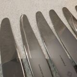12 silver-plated metal table knives by Christofle Albatros, 24.7 cm.