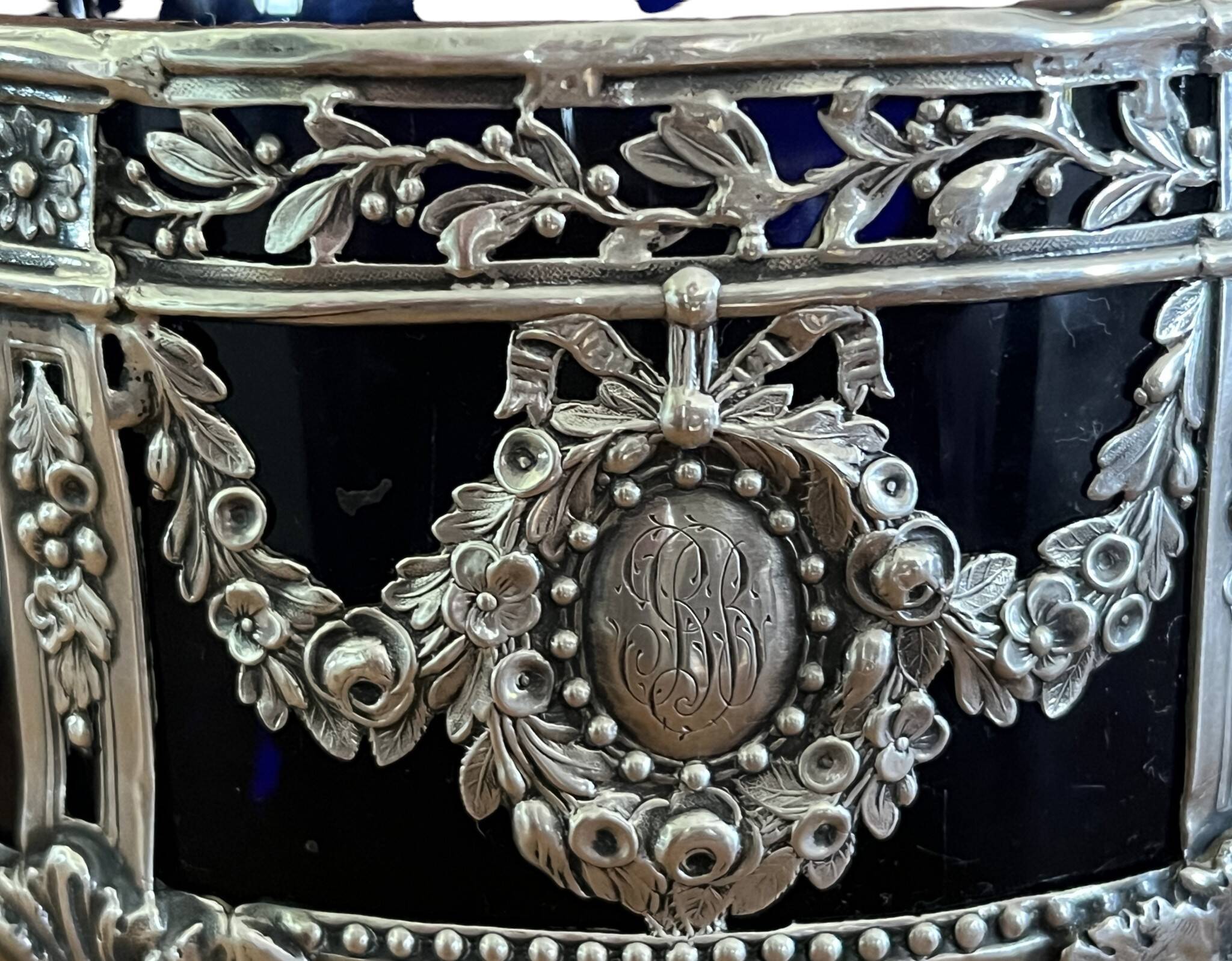 Silverware, sugar bowl in silver Louis XVI style, hallmarks late 18th century.