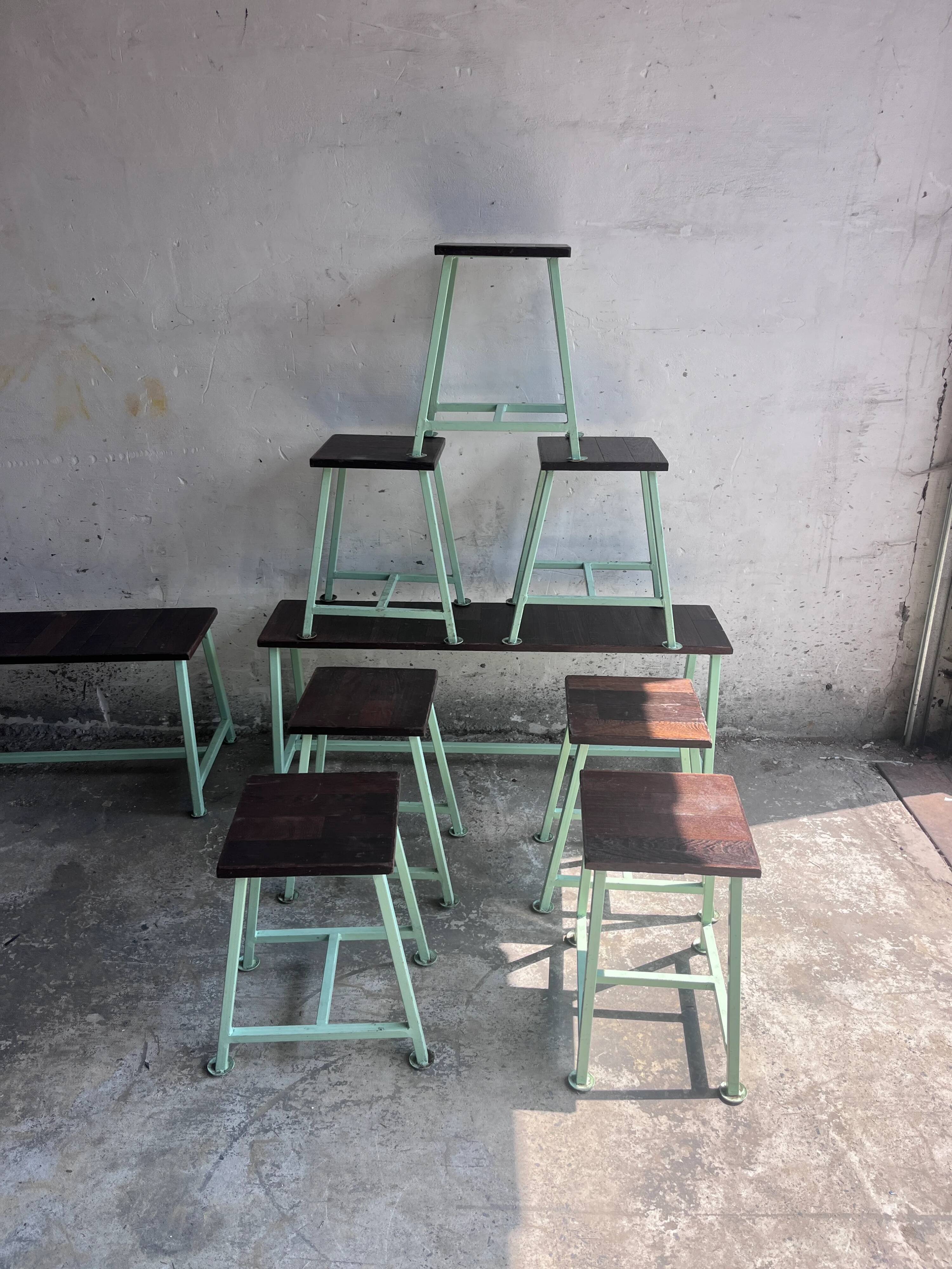 Bancs et tabourets industriels vintage, lot de 9, années 1950–1960