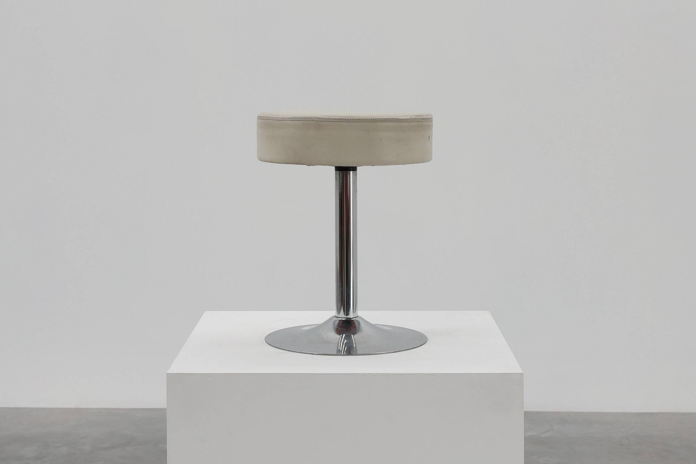 Vintage Mid-century design stool in chrome with white leather seat, 1970s