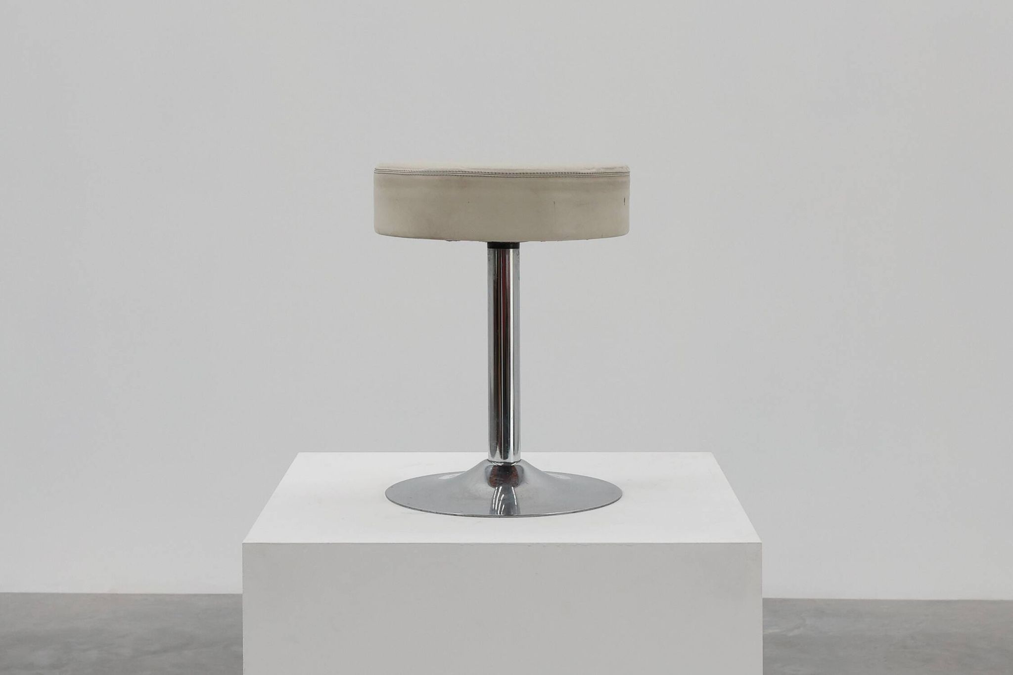 Tabouret vintage design Mid-century en chrome avec assise en cuir blanc, années 1970