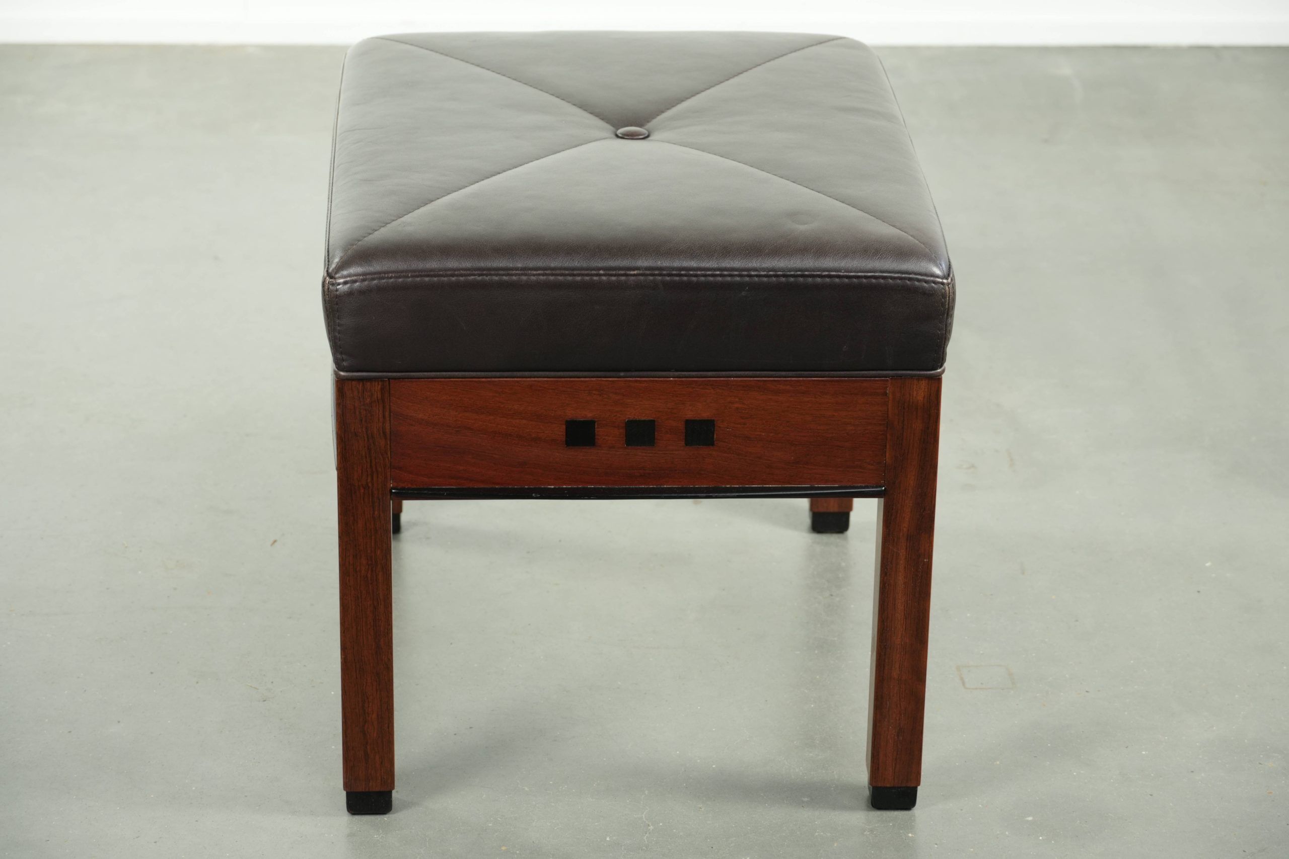 Pouf/tabouret en cuir marron chocolat au design Art Déco