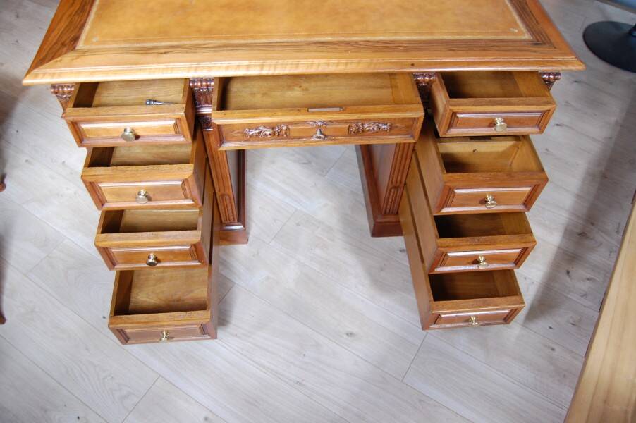 Napoleon III desk in walnut from the late 19th century.