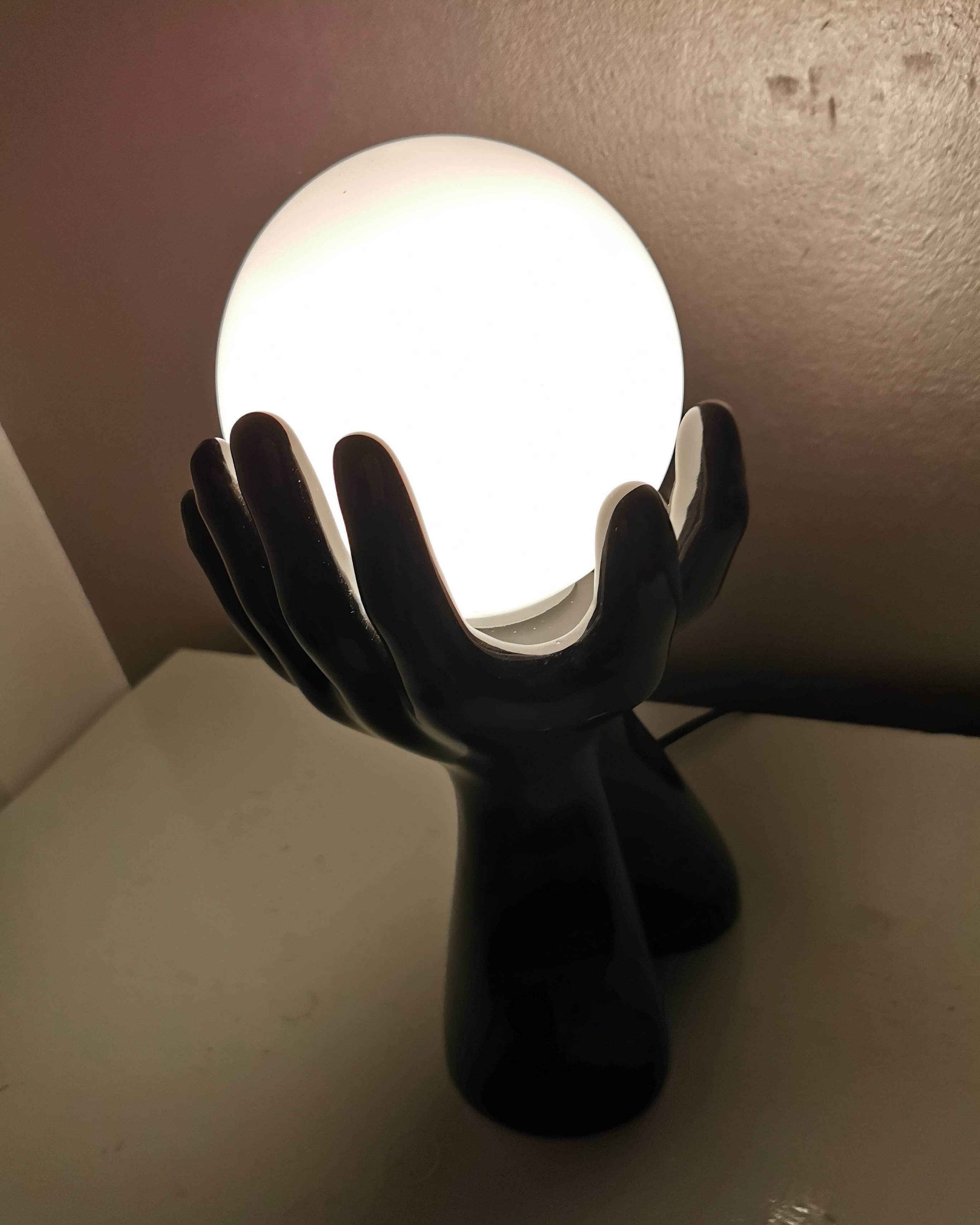 Italian design ceramic table lamp, two hands and glass shade.