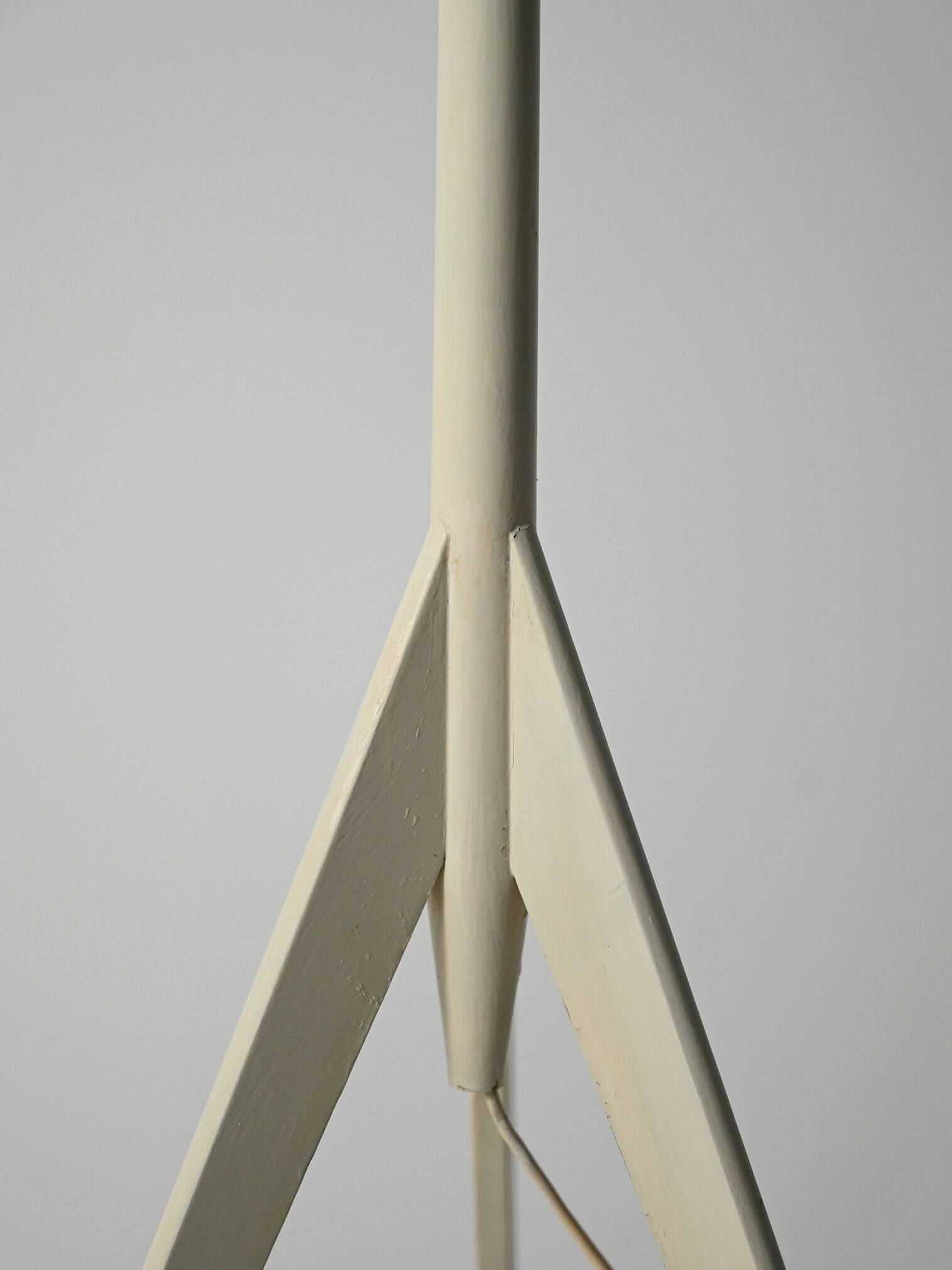 Lampadaire trépied laqué blanc, années 50/60