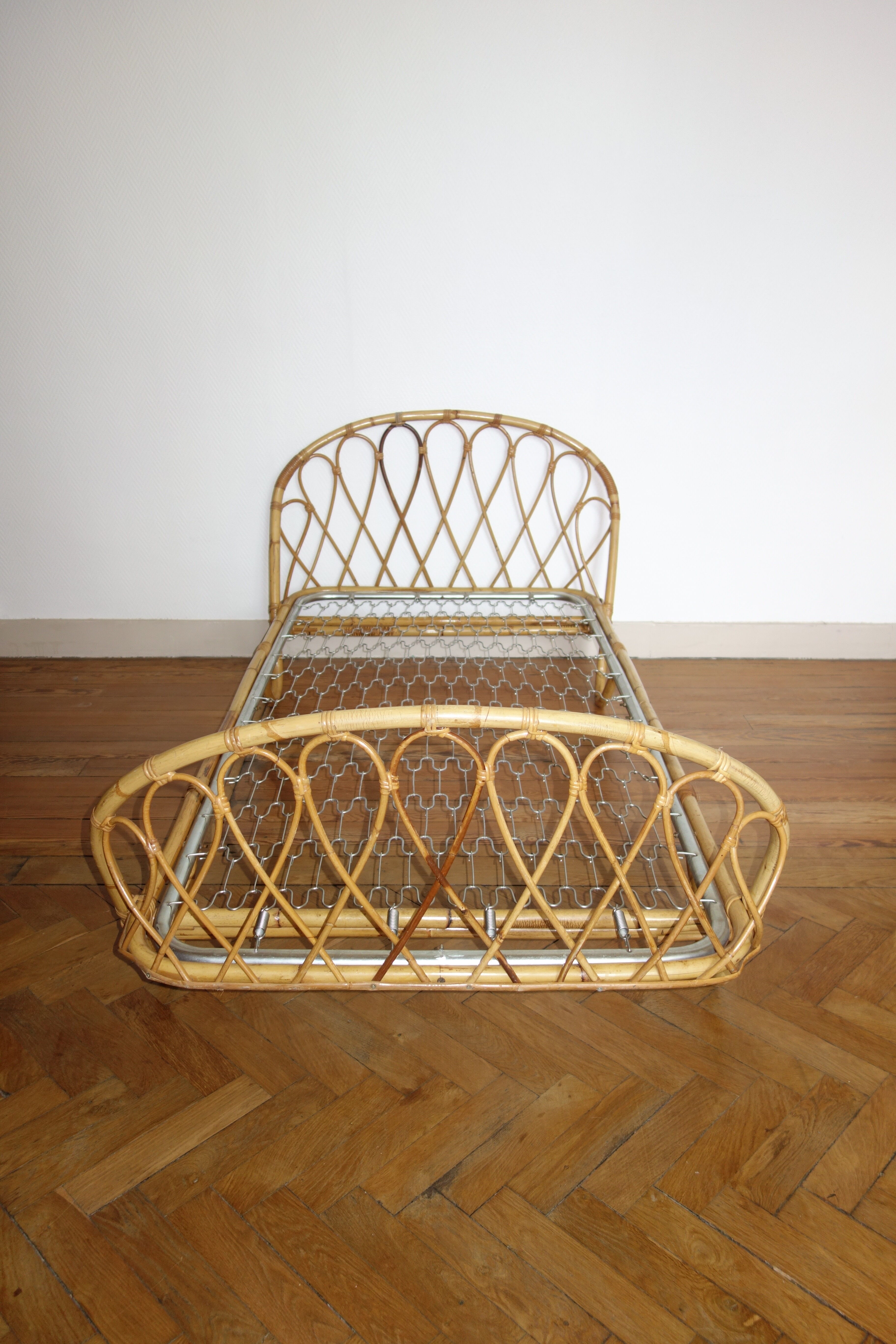 Trash 60s rattan bed