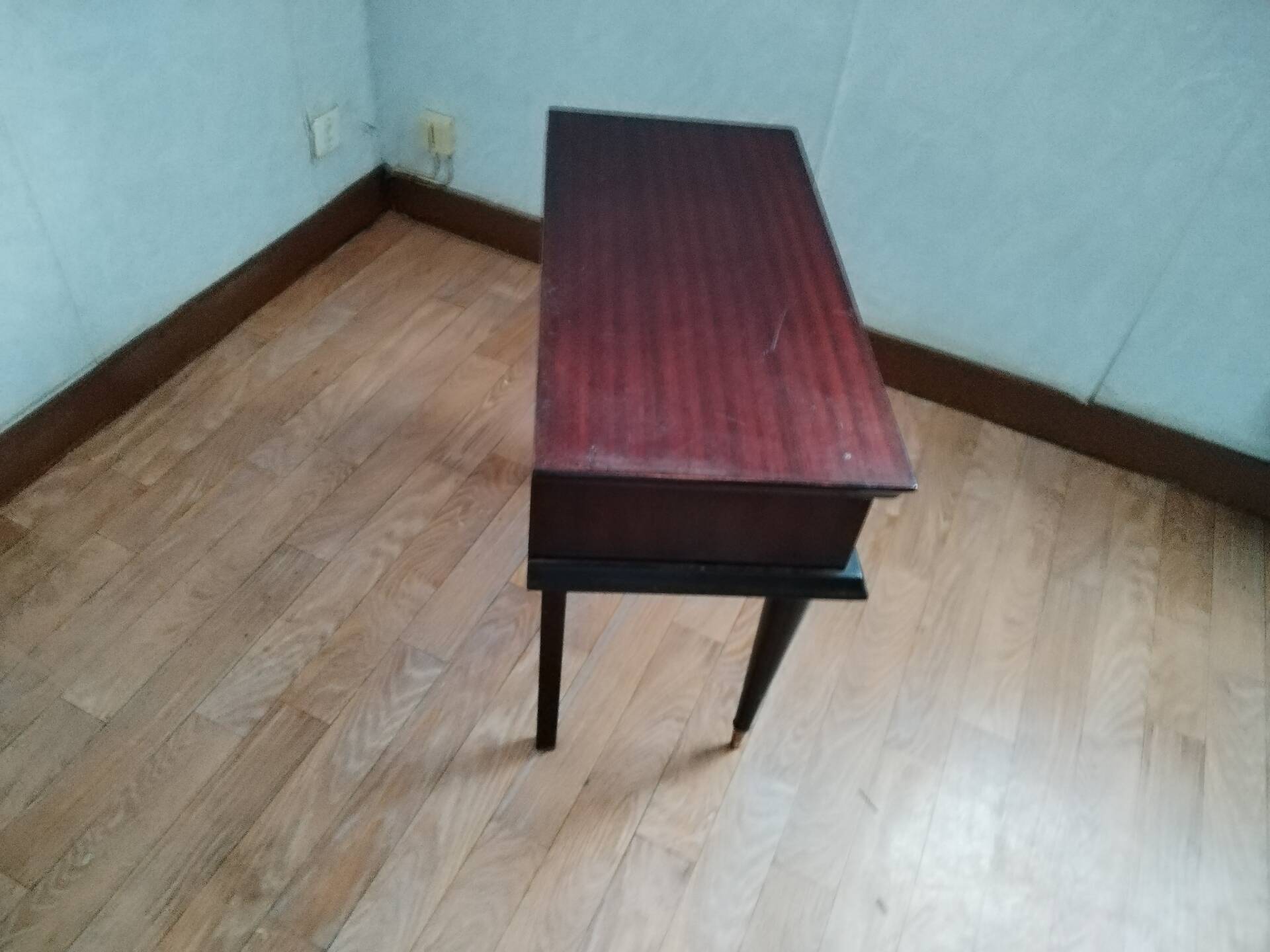 Mid-century bedside table with compass legs – Reconstruction style