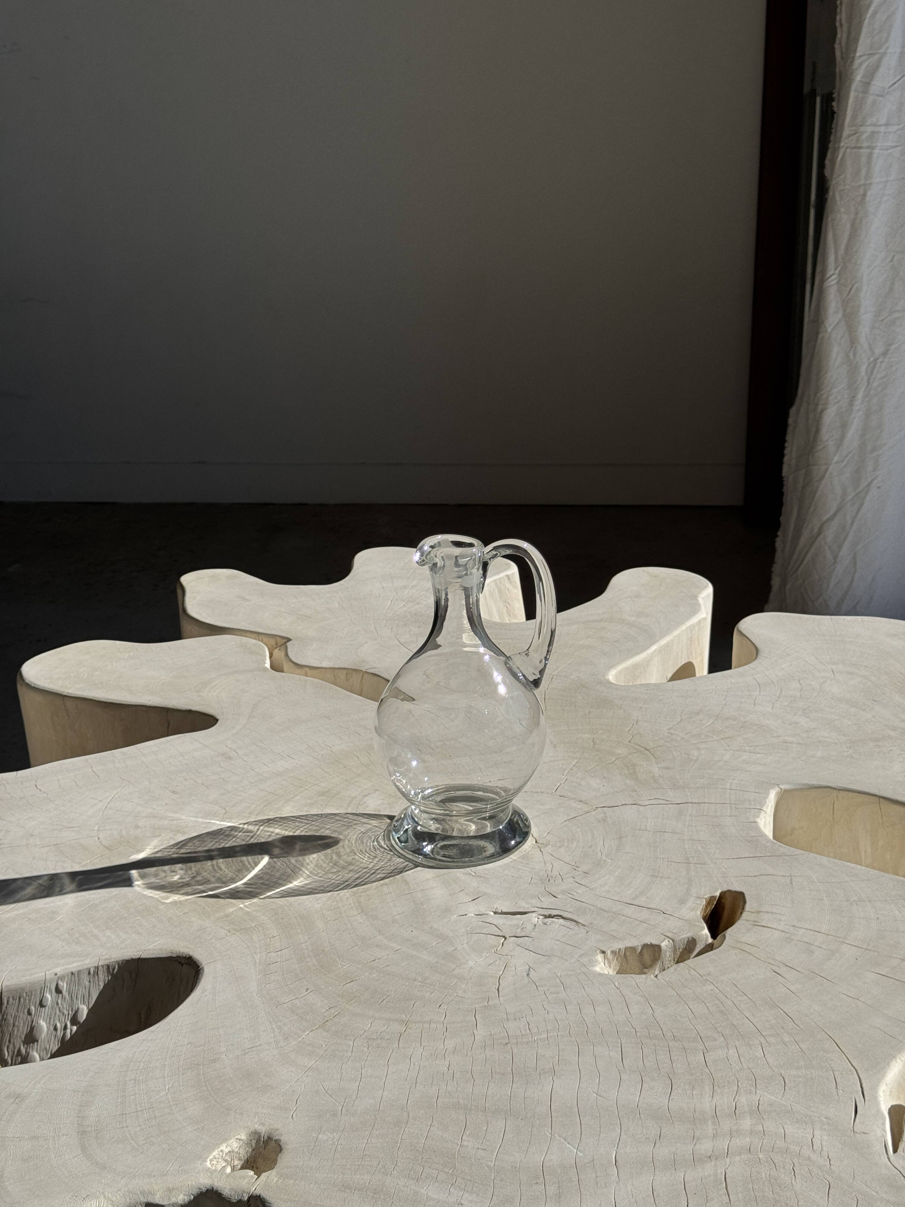 Carafe en verre à bec verseur et anse