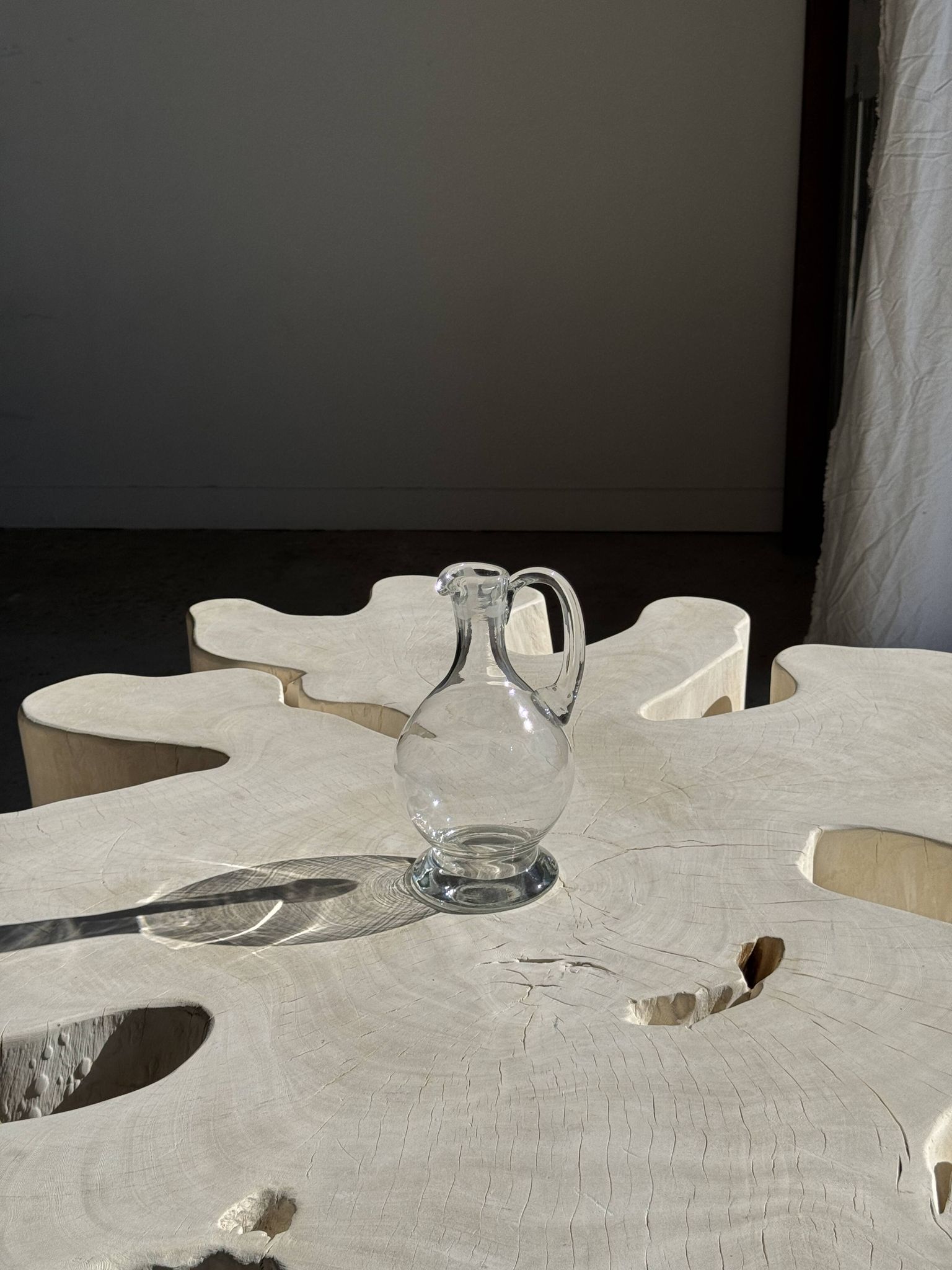 Carafe en verre à bec verseur et anse