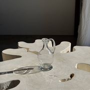 Carafe en verre à bec verseur et anse