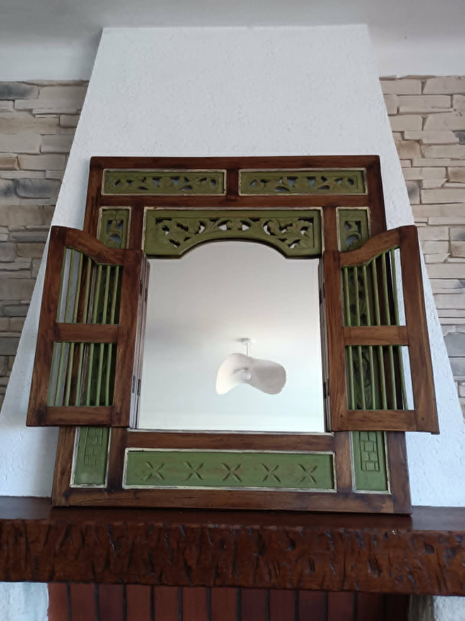 Grand miroir en bois sculpté avec volets – Style balinais