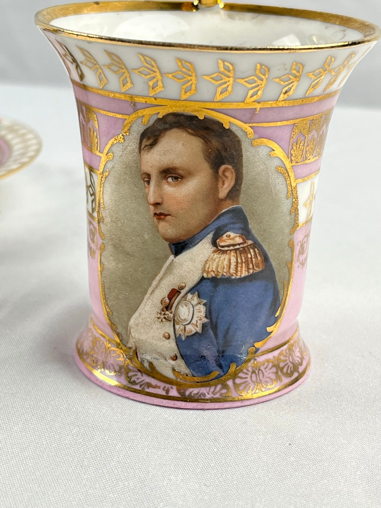 Tasses à café Napoléon en porcelaine début XXème