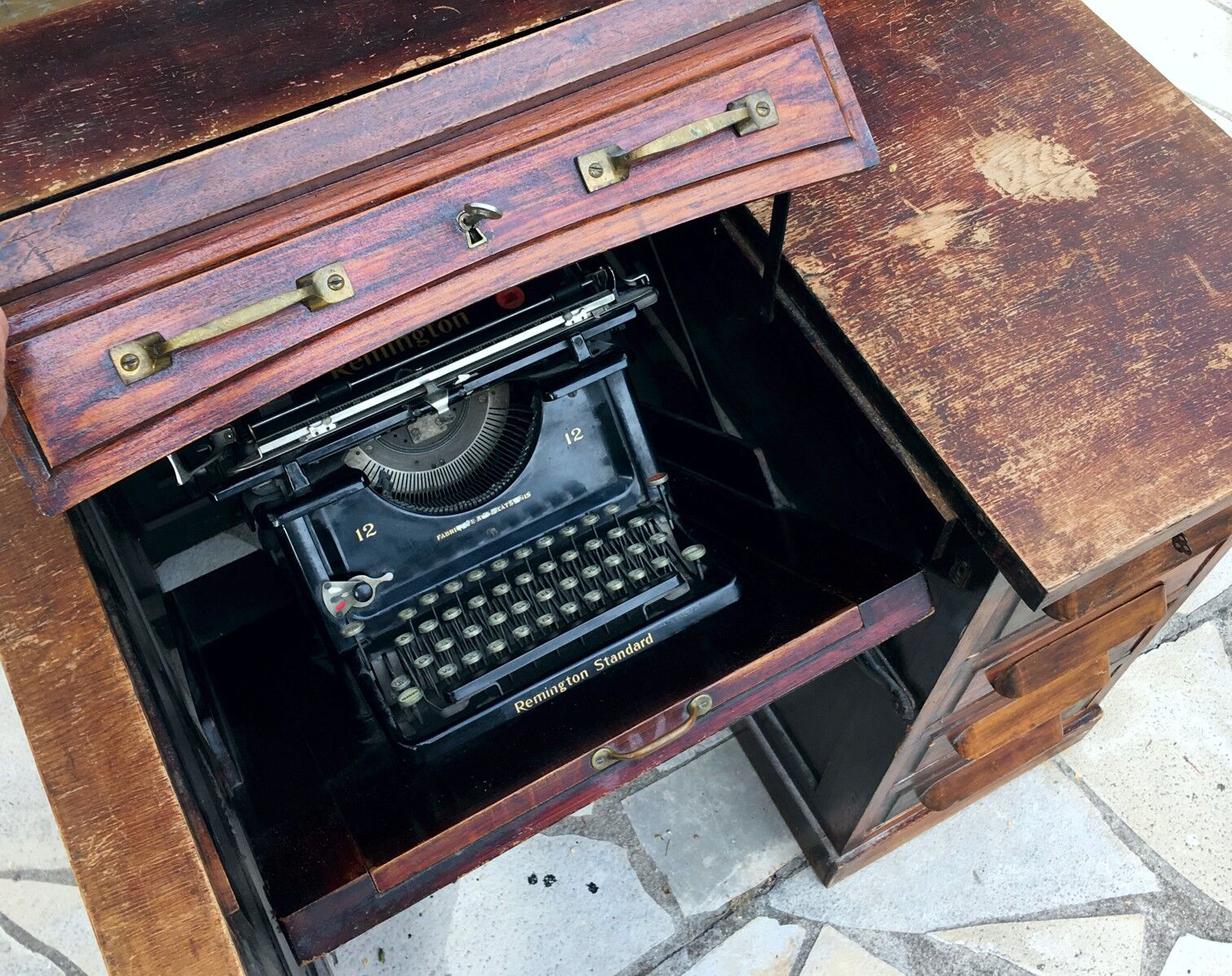 Bureau américain de journaliste avec machine à écrire