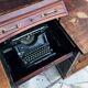 Bureau américain de journaliste avec machine à écrire