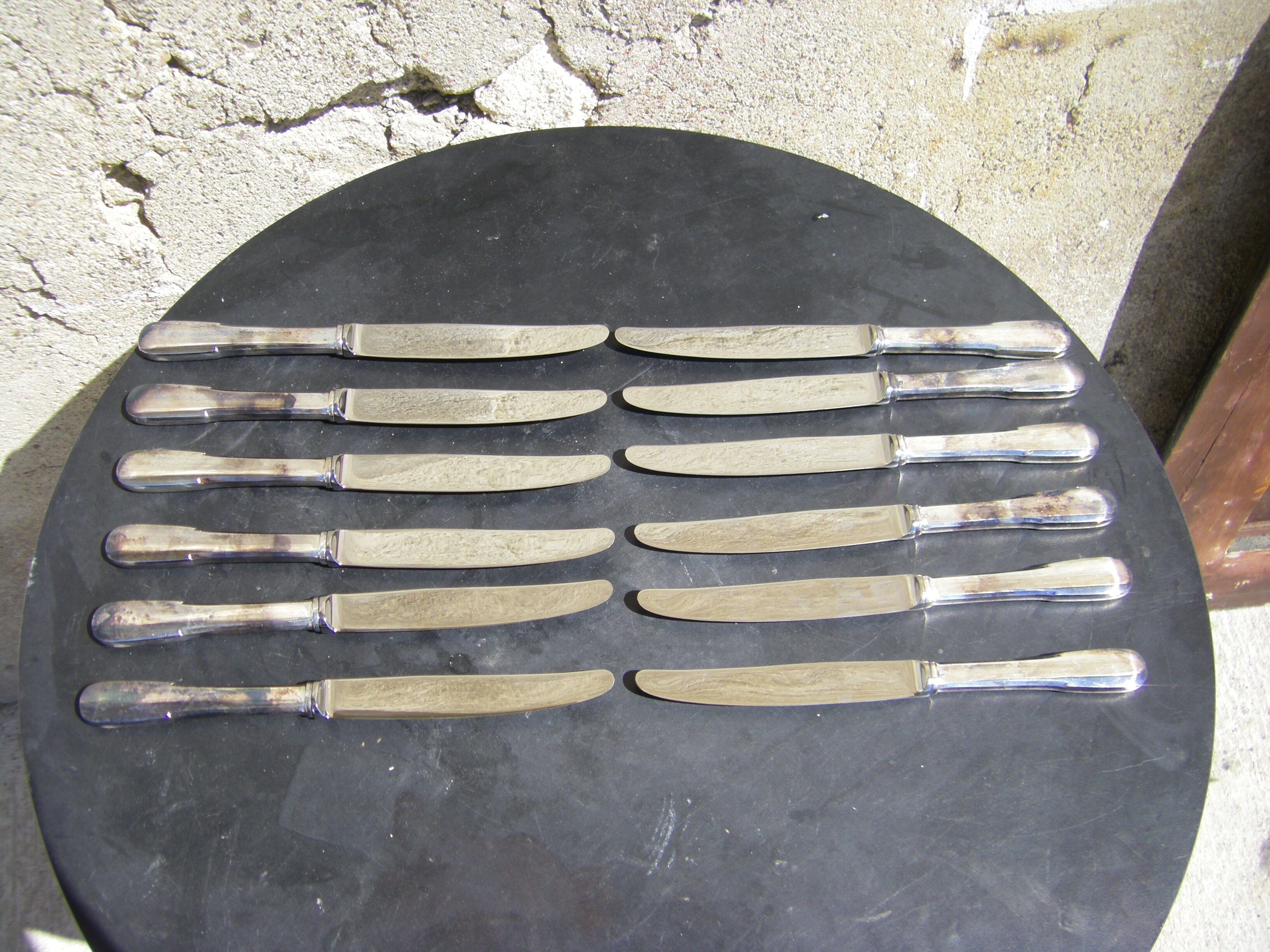 Box twelve St Médard knives.