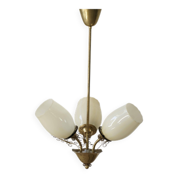 Paavo Tynell for Idman Oy, three-branch chandelier in brass and glass, mid-century, 1940s.