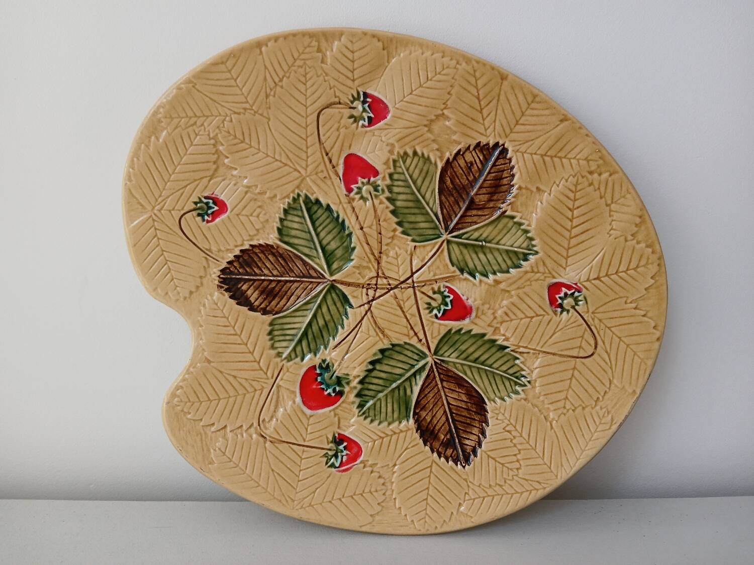 Strawberry pattern slip dish