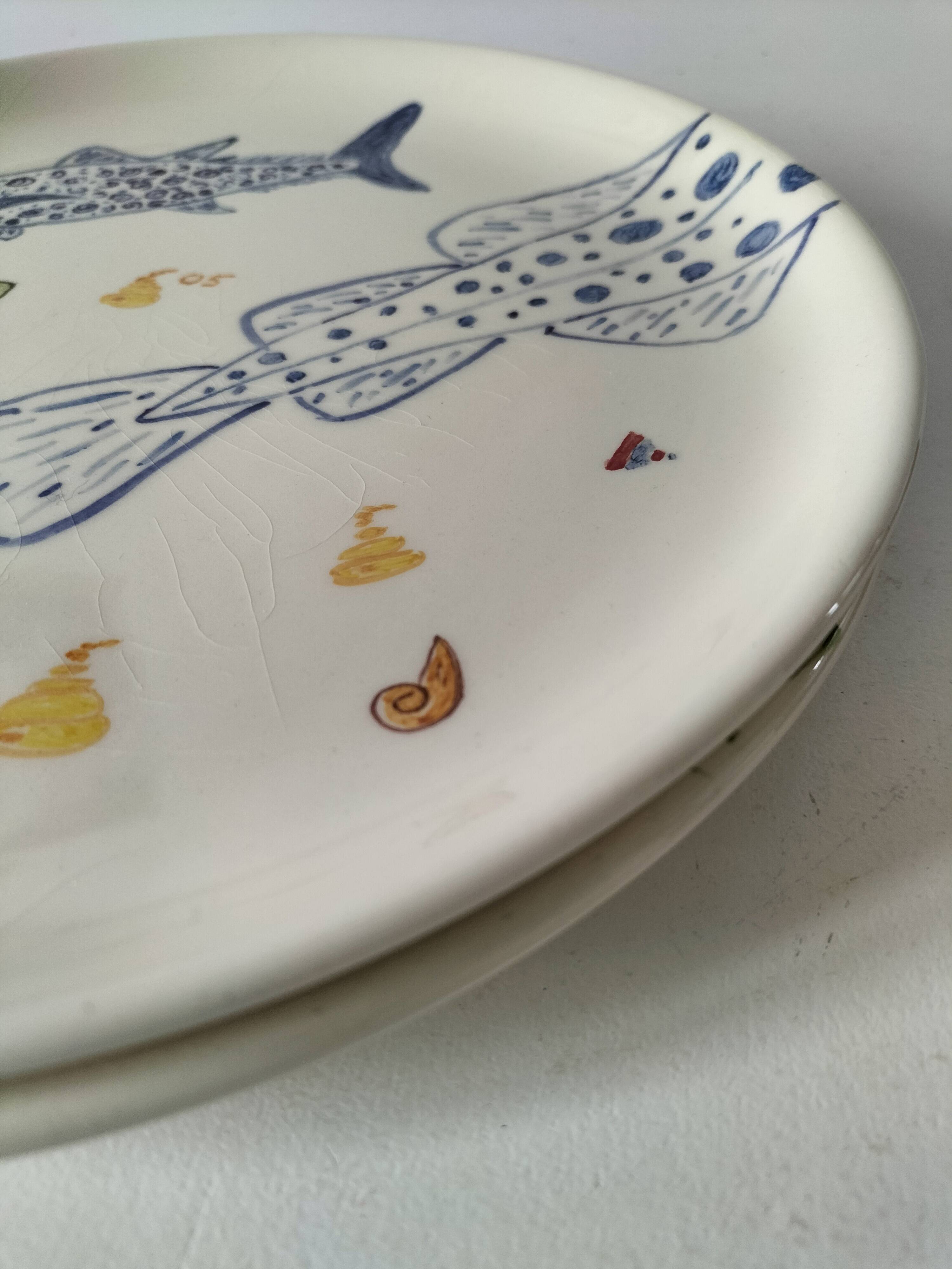 Set of two large ceramic plates – fish "head to tail" design