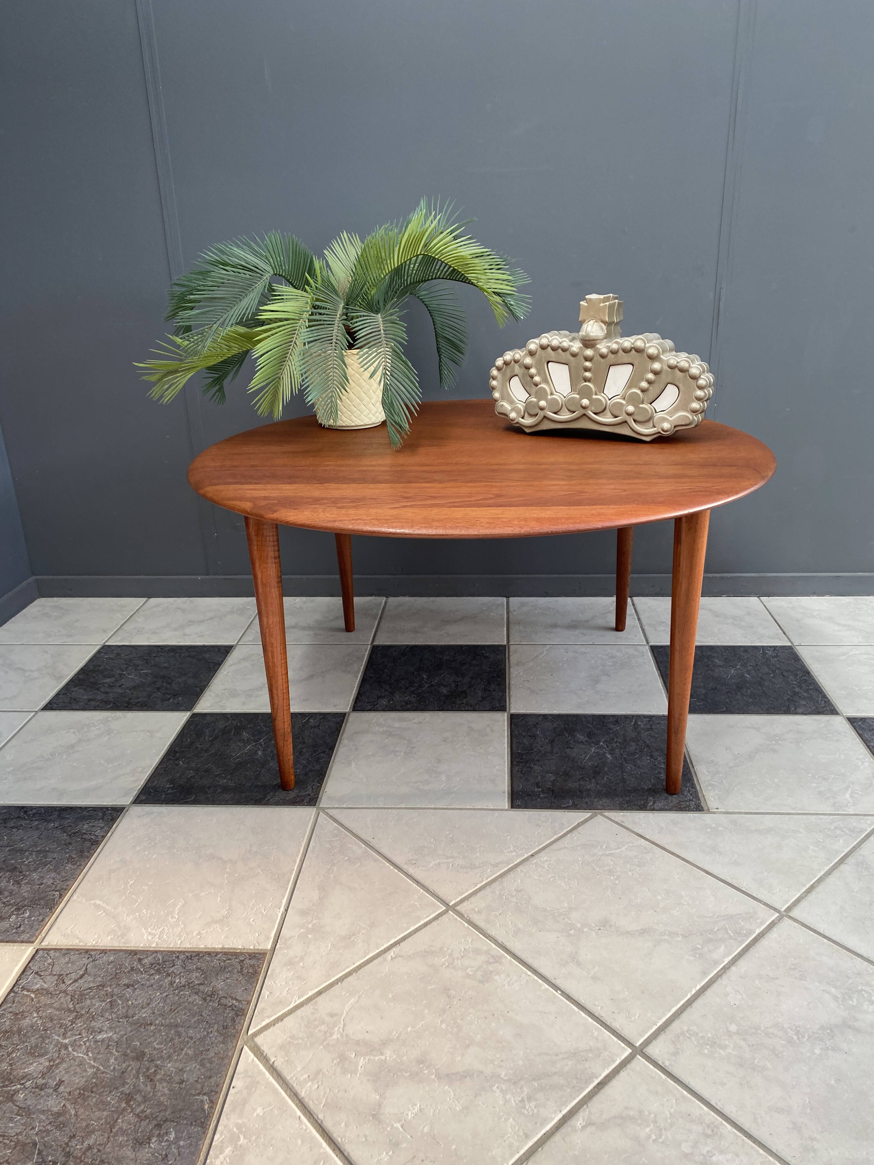 Mid-Century Modern scandinavian coffee table in teak by Hvidt & Mølgaard Nielsen for France and Søn.