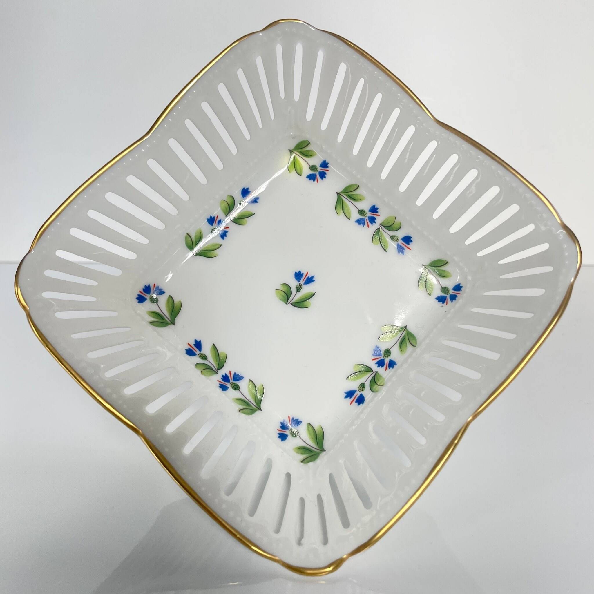 Porcelain Pocket Emptier - Manufacture du Lys Royal with Cornflower decoration