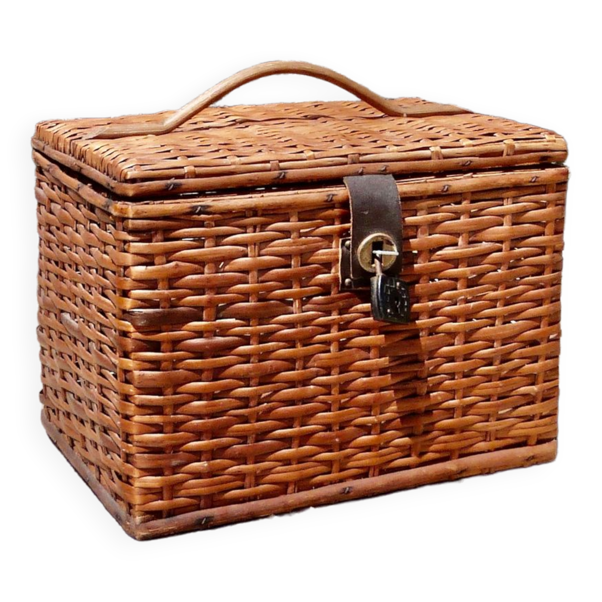 Wicker basket with padlock