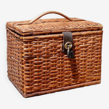 Wicker basket with padlock