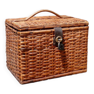 Wicker basket with padlock