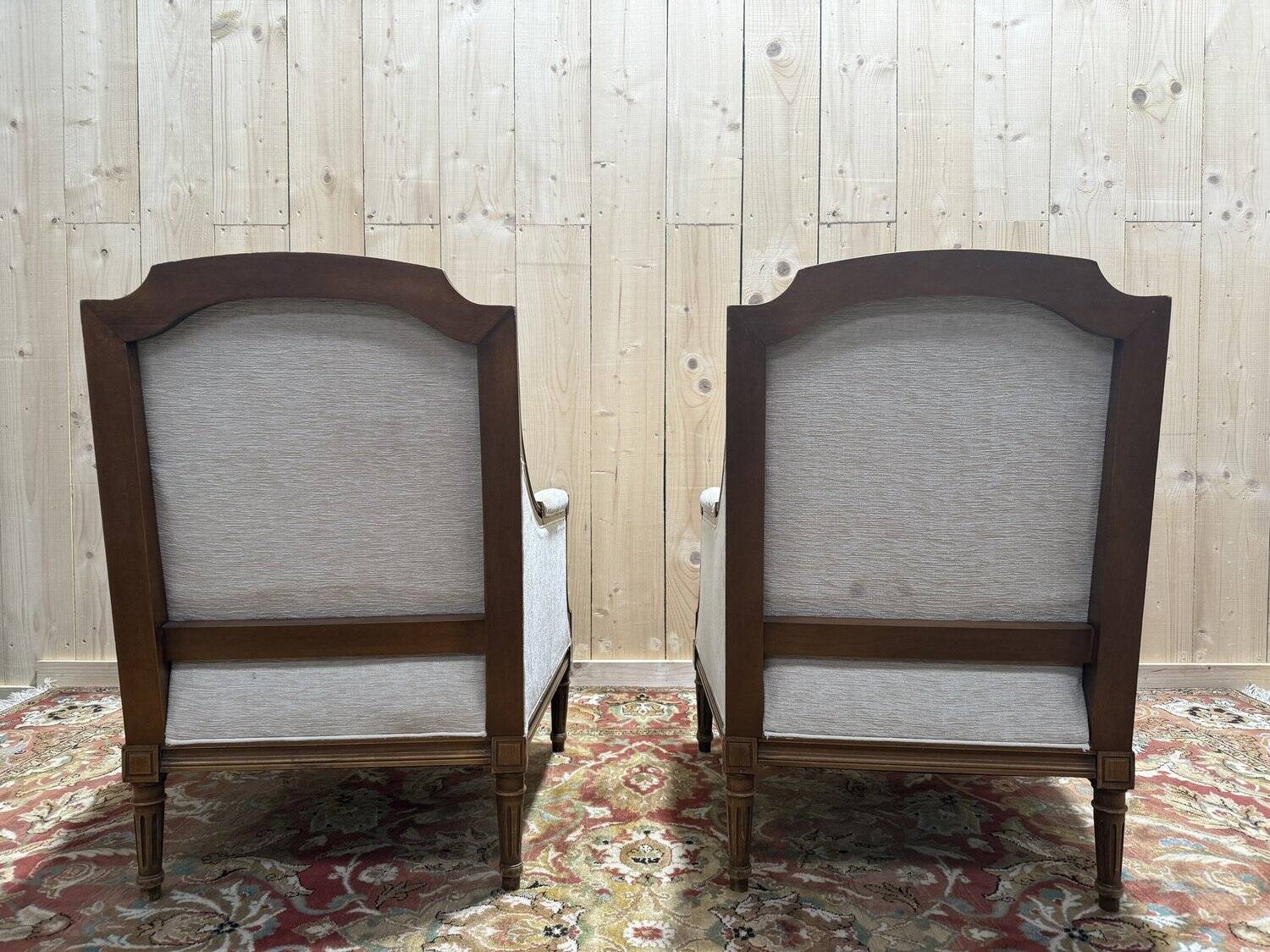 Paire de fauteuil / bergères de style Louis XVI beige