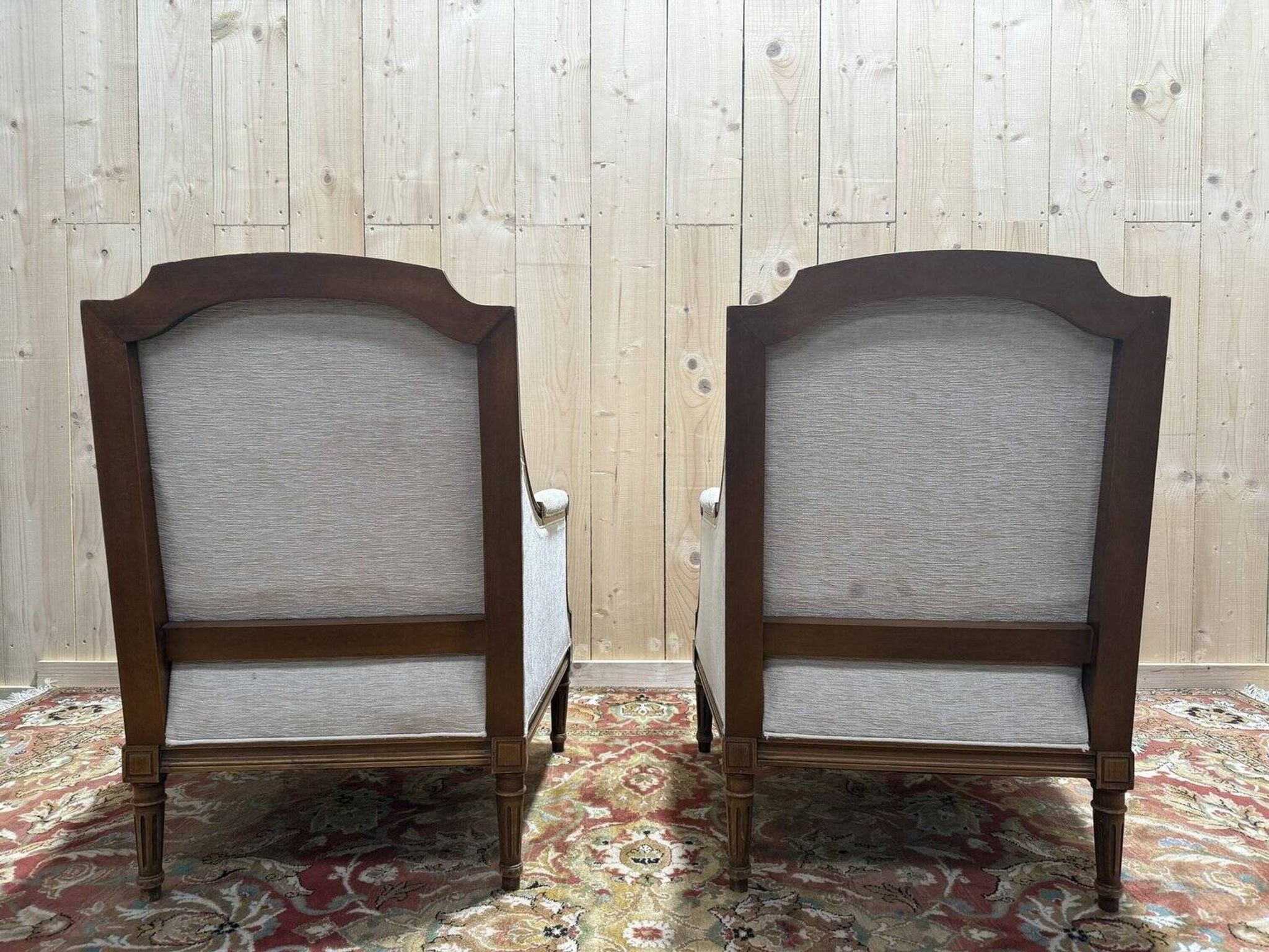 Paire de fauteuil / bergères de style Louis XVI beige