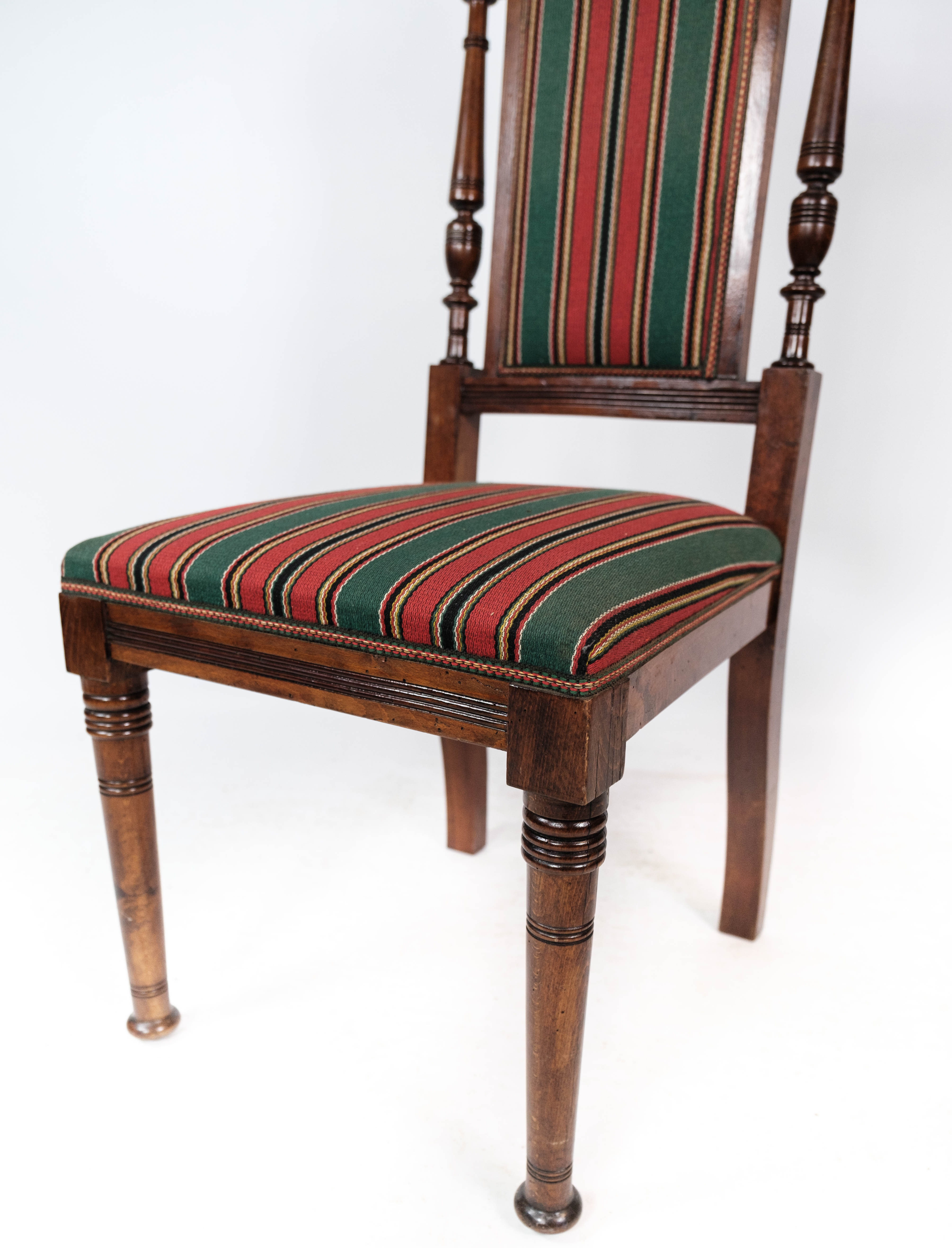 Ensemble de six chaises de salle à manger en chêne et rembourrées de tissu rayé, années 1920