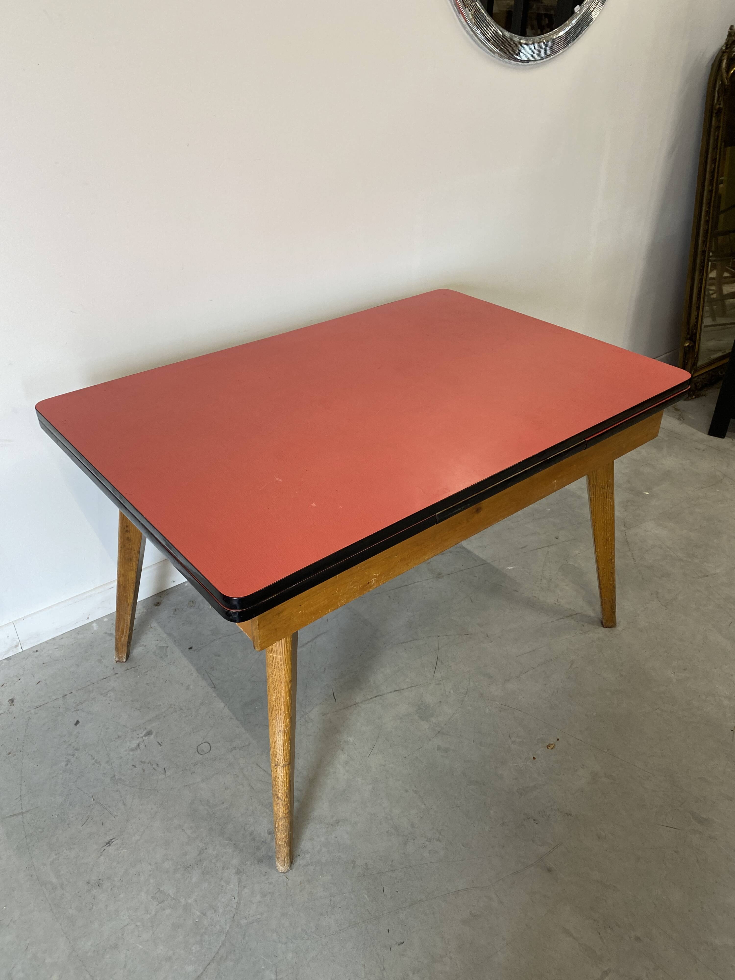 Table à rallonges en Formica et pieds bois