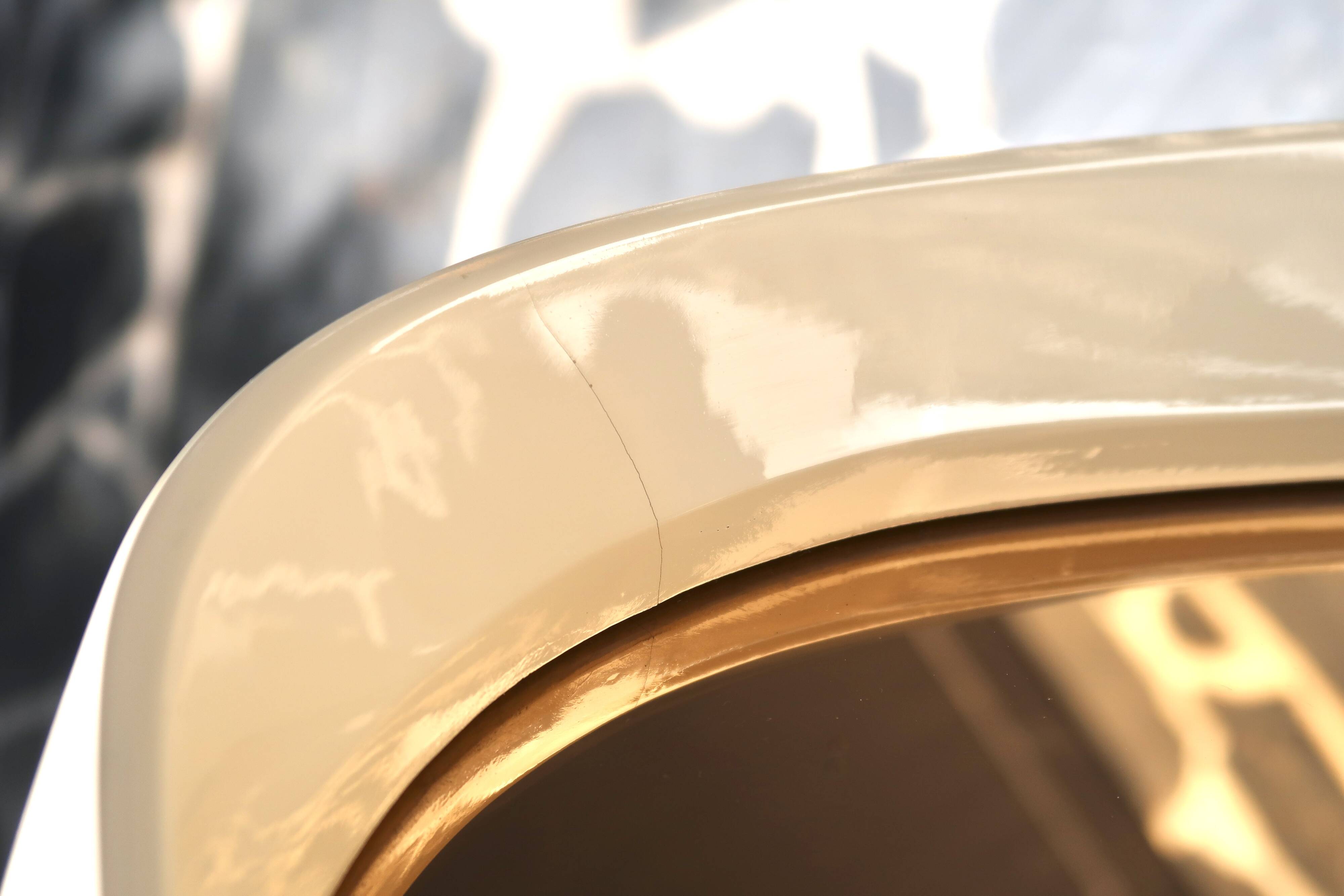 Rectangular mirror, horizontal or vertical, in white lacquered wood, 1970s.