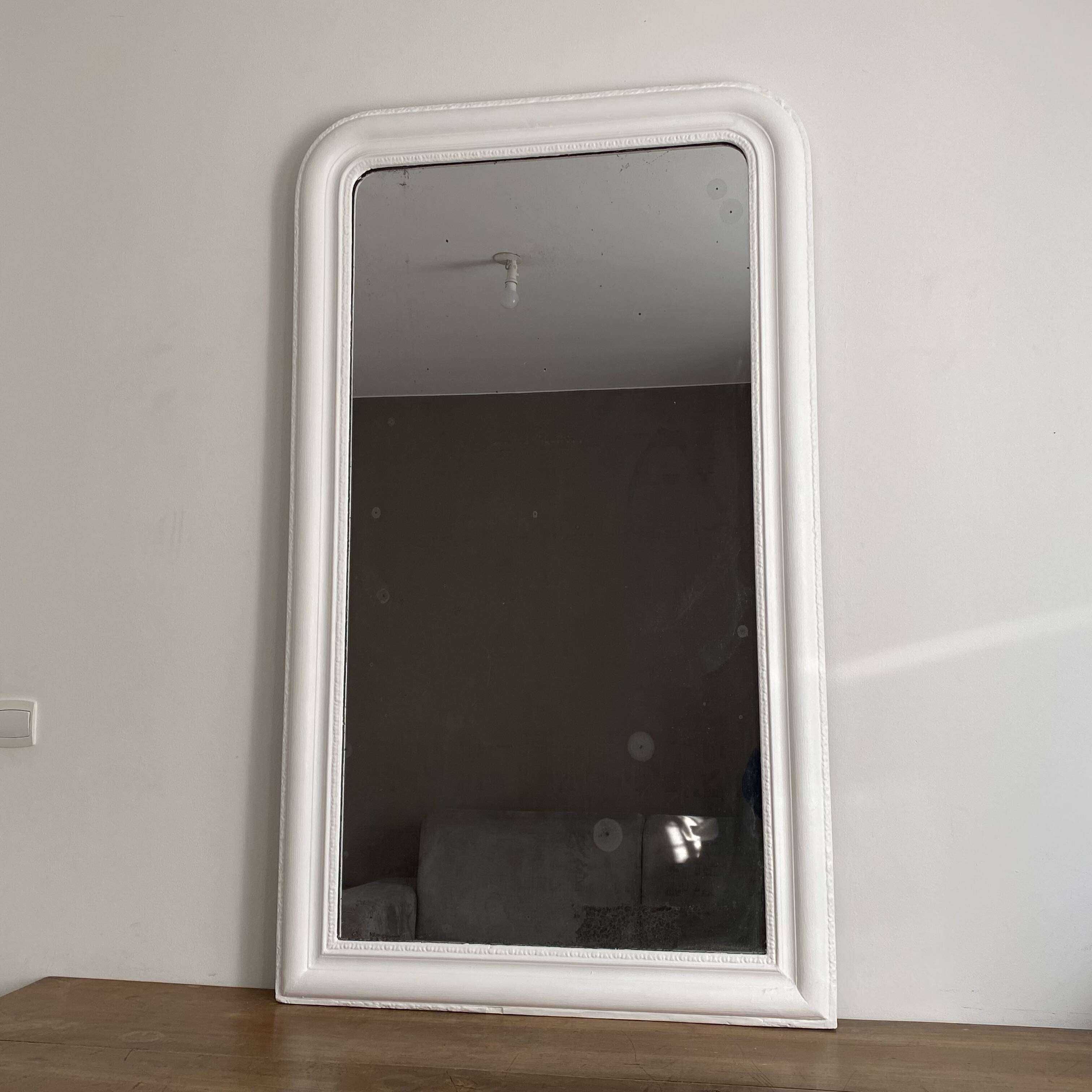 Louis Philippe mirror from the late 19th century. White. 140x82.