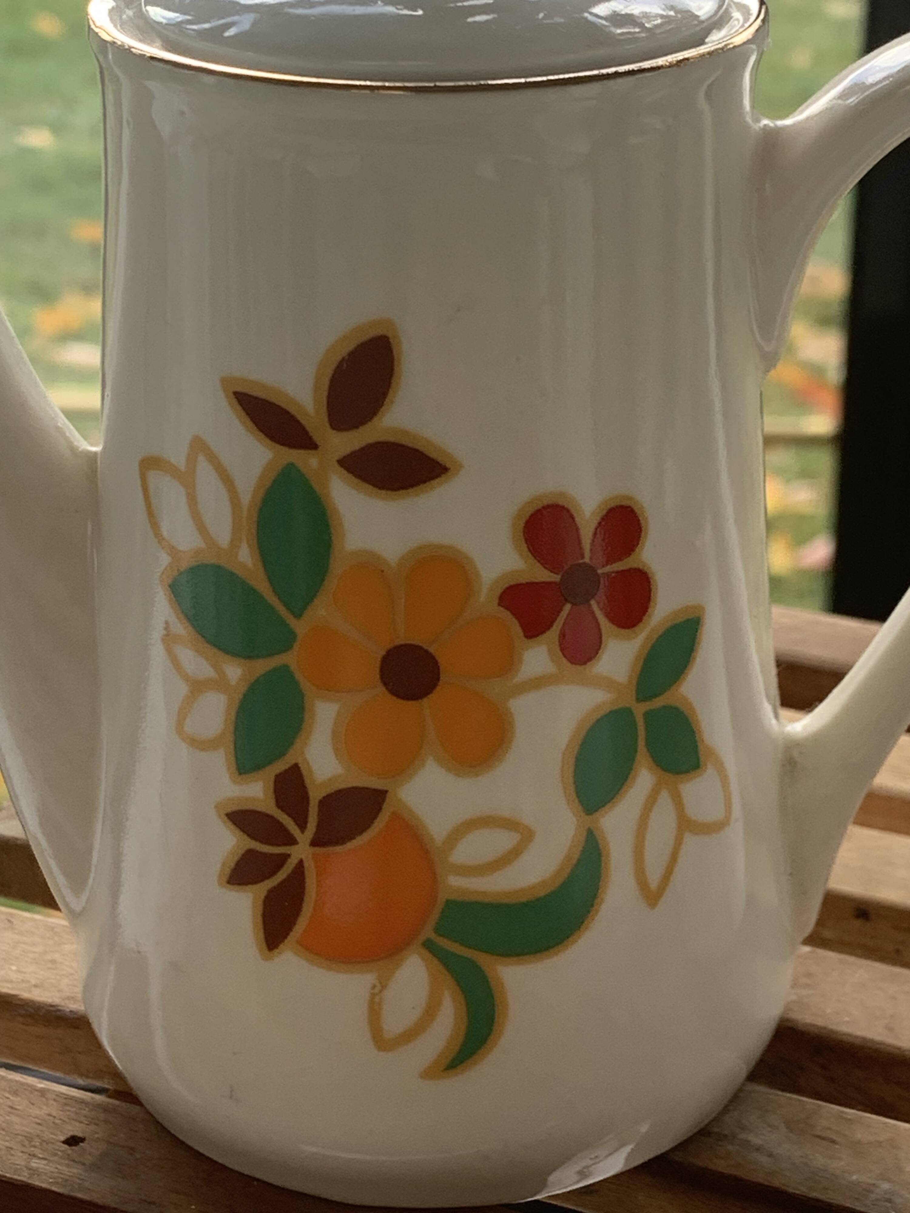 Porcelain dinette for dolls consisting of a coffee maker, cups and saucers, vintage