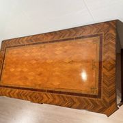 Commode autrichienne Louis XVI en placage de noyer avec incrustations et dorure, années 1790.