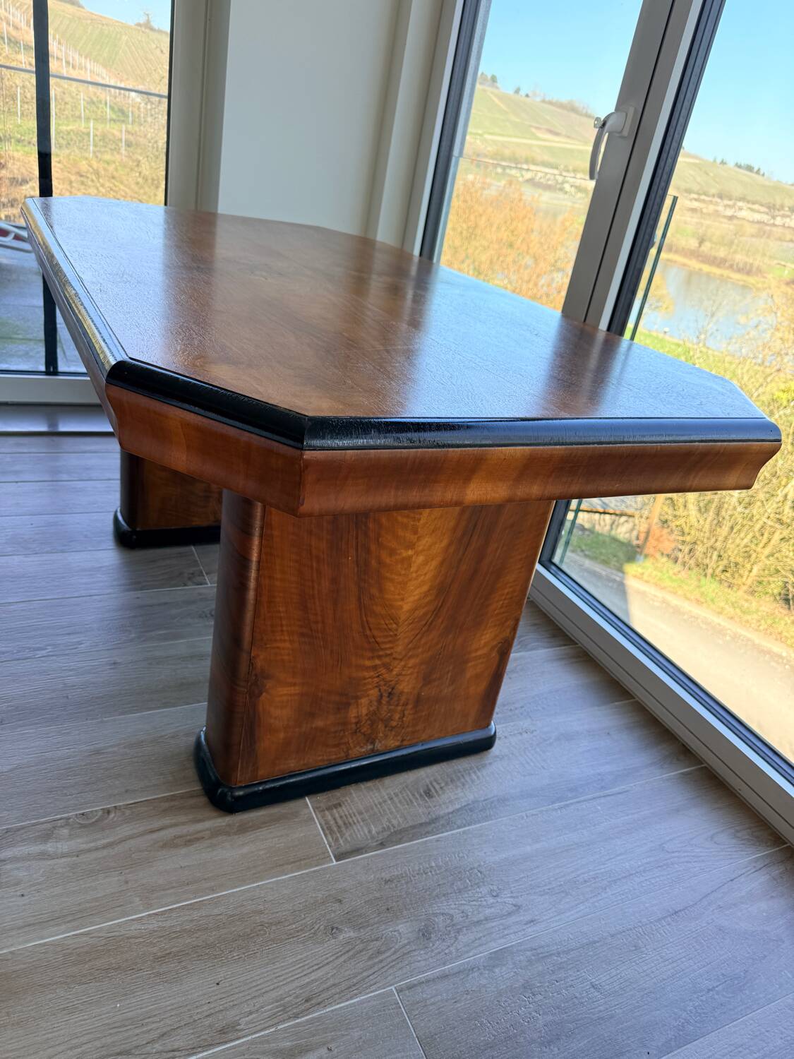 English Art Deco table in flamed walnut – London, 1960